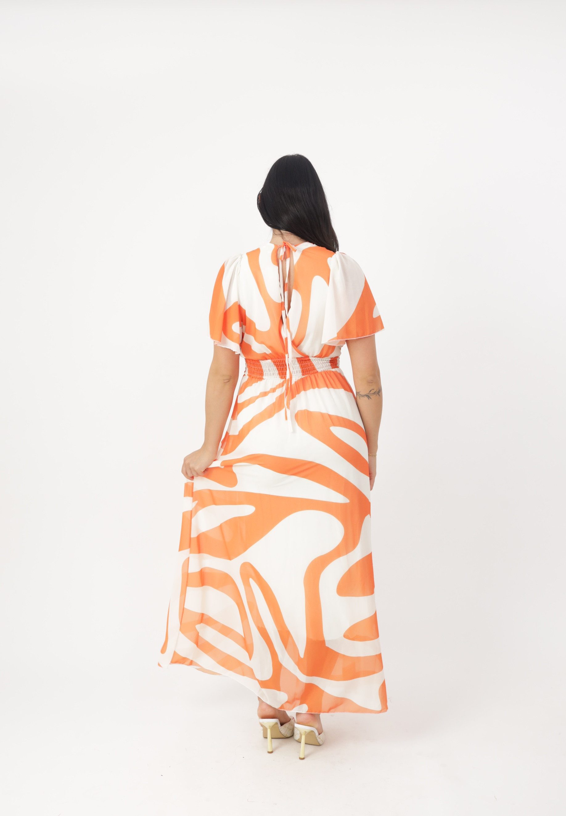 Elara Maxikleid — Sommerkleid Wickeloptik mit grafischem Muster und Smoktaille – Bild 5 von 5
