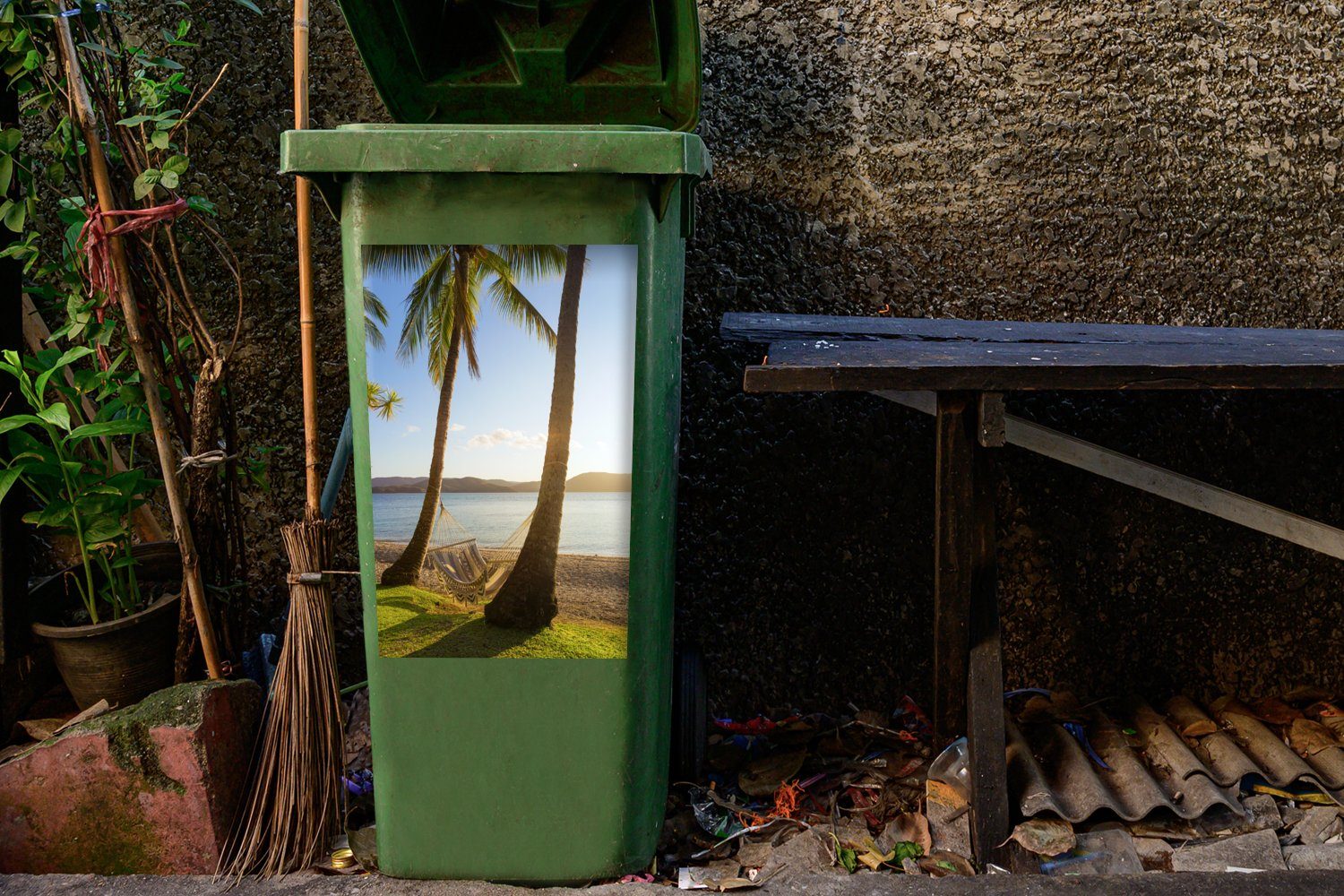 MuchoWow Wandsticker Container, Mülleimer-aufkleber, Palmen Abfalbehälter am Sticker, Zwei Strand einer Mülltonne, (1 Hängematte St), mit