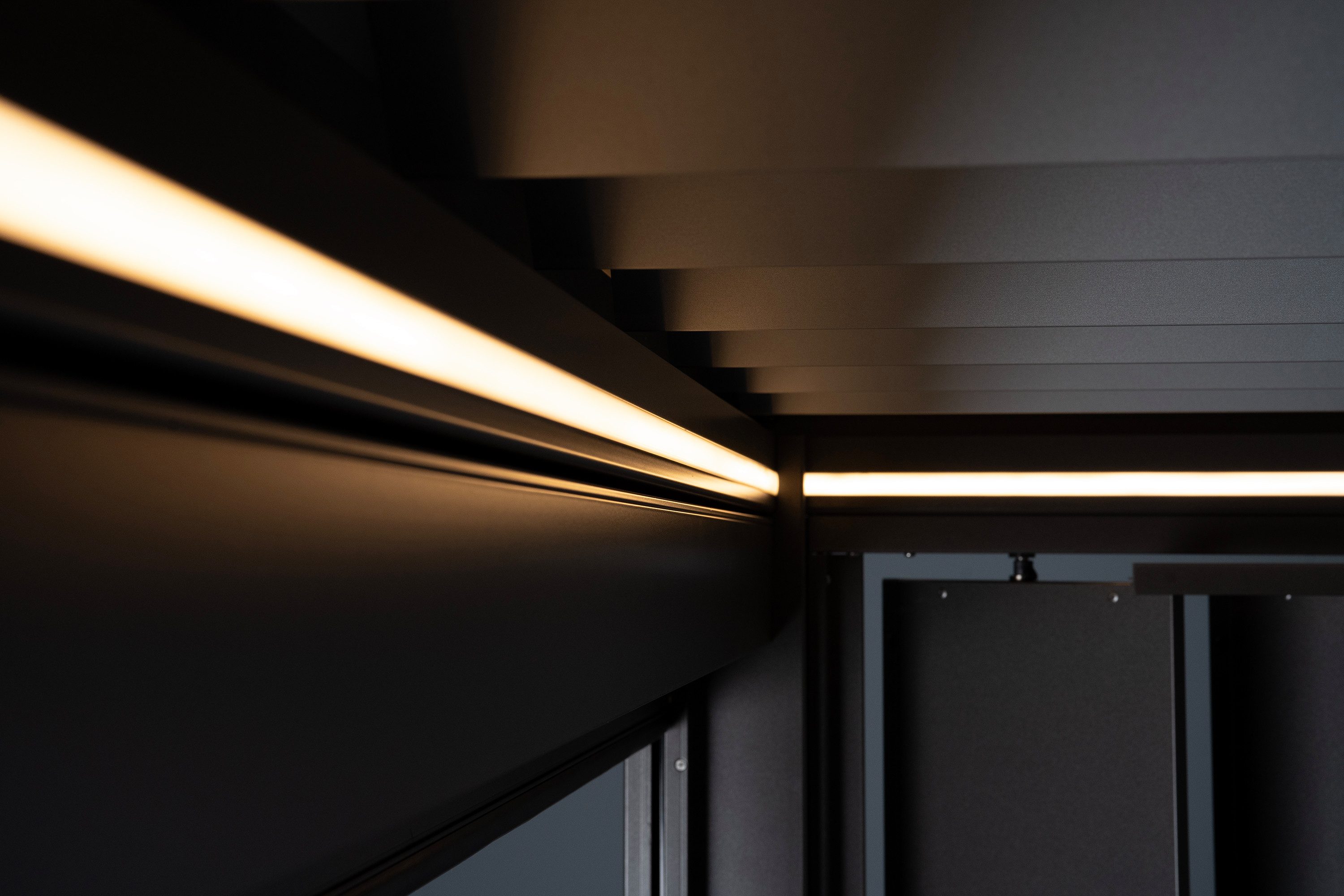 Biohort LED Lichtleiste für Pergola Gr. 3x3 warmweiß, Bewegungsmelder, LED fest integriert, Warmweiß, 4-seitig umlaufende, dimmbare Beleuchtung (3000 K und 900 lm/m)