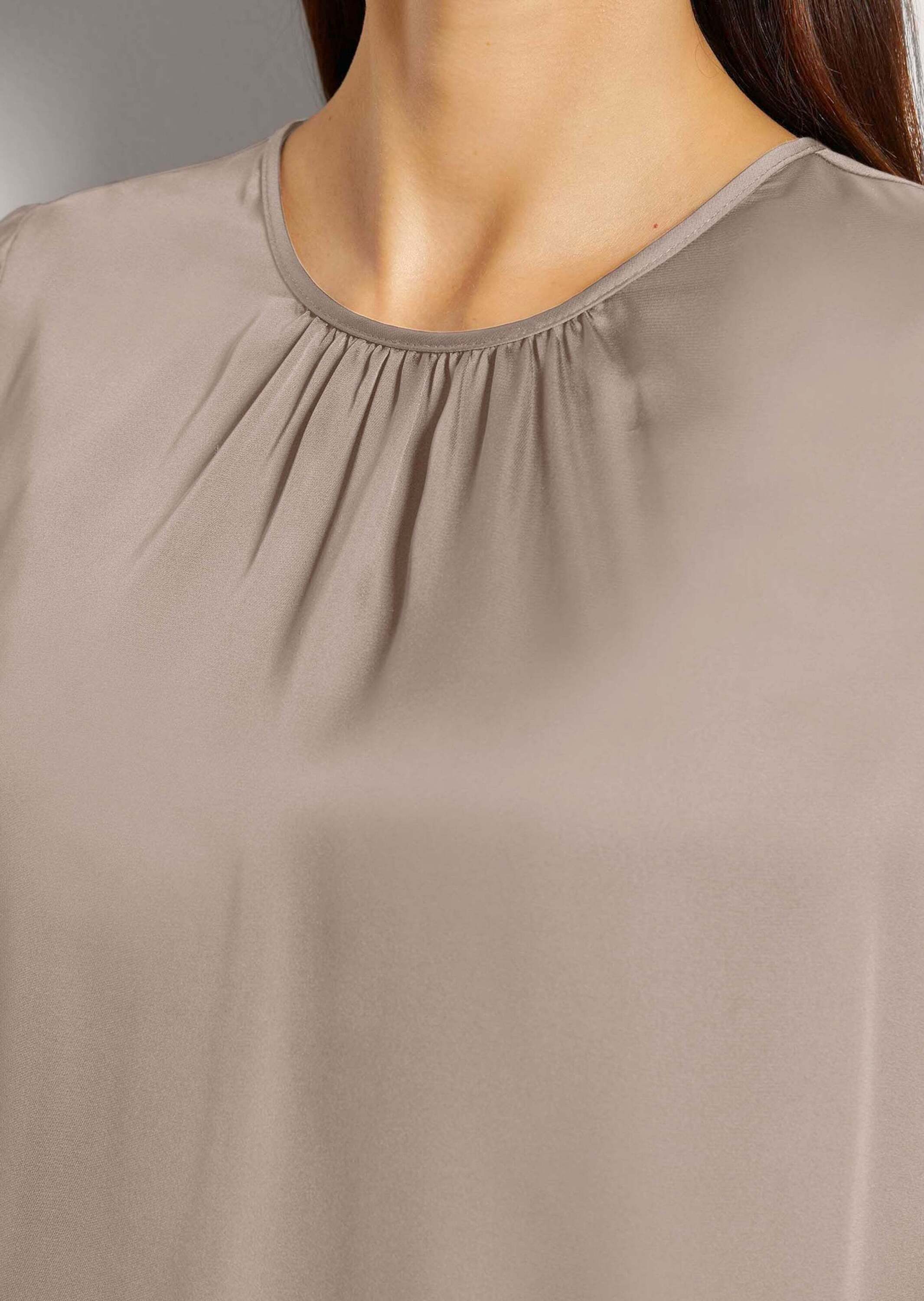 MADELEINE Langarmbluse Raffinierte Faltenbluse mit Rundhalsausschnitt Rundhalsbluse mit Ausschnittfalten, langärmelig