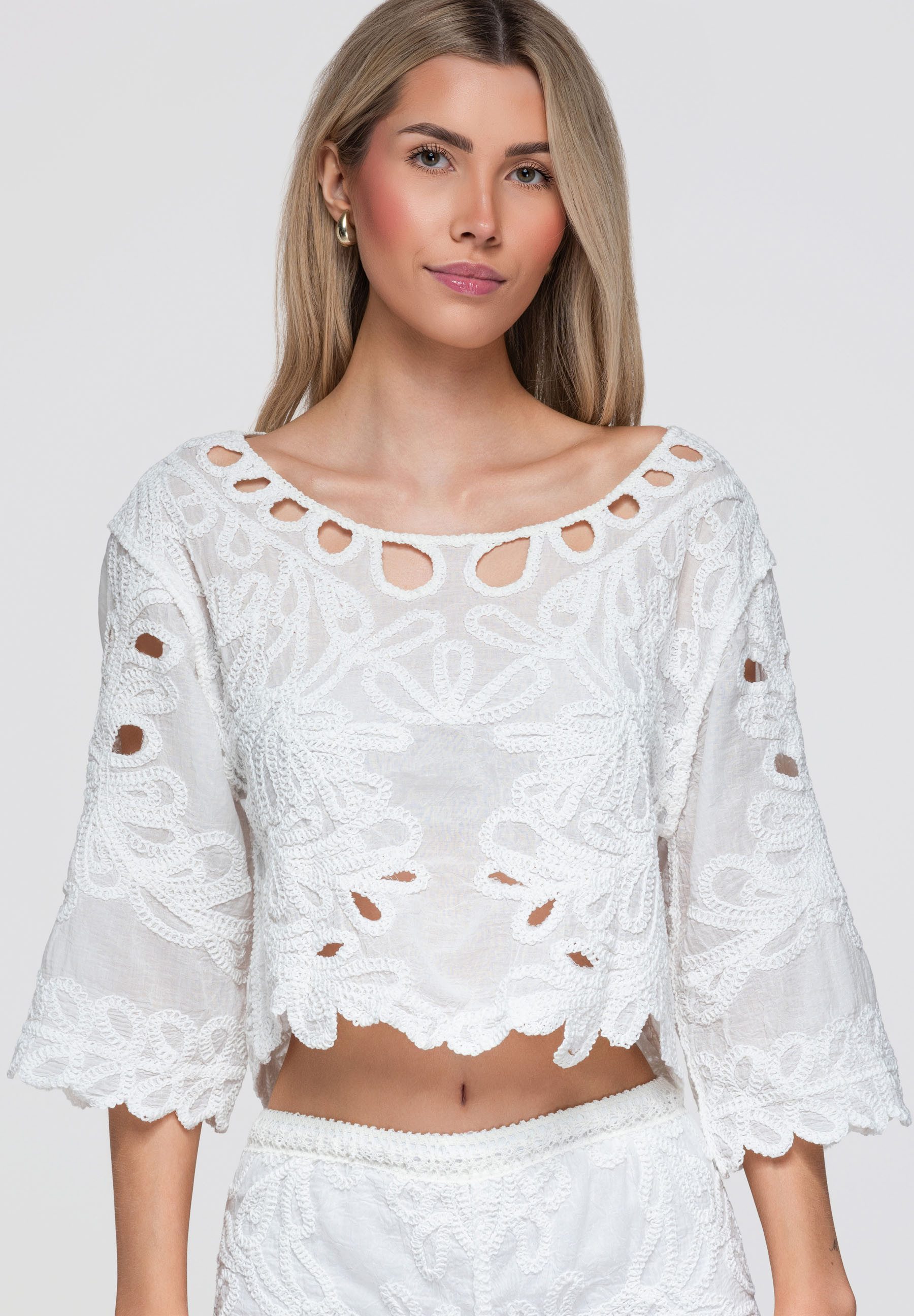 OMBRE Hemdbluse Damen Bluse mit floralem Design casual Weiß ONESIZE (kein Set, 1-tlg) Ausschnitt mit Ajourdetails