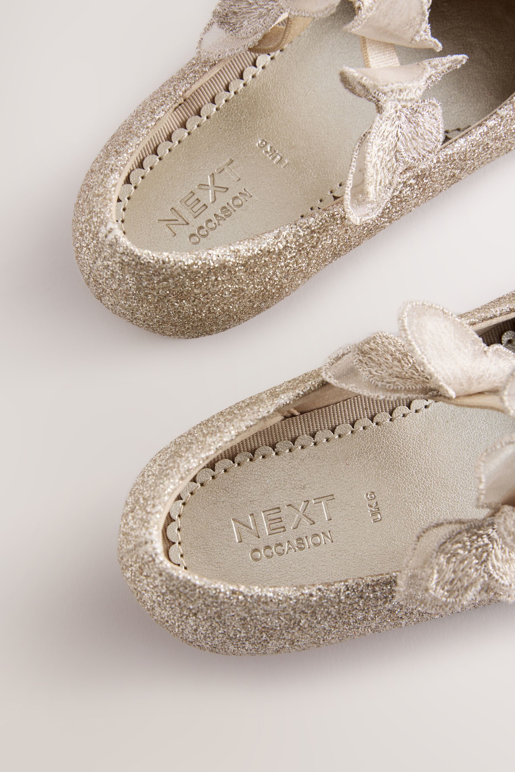 Next Glitzerschuh mit Riemen und Schmetterlingsdetail Ballerina (1-tlg)
