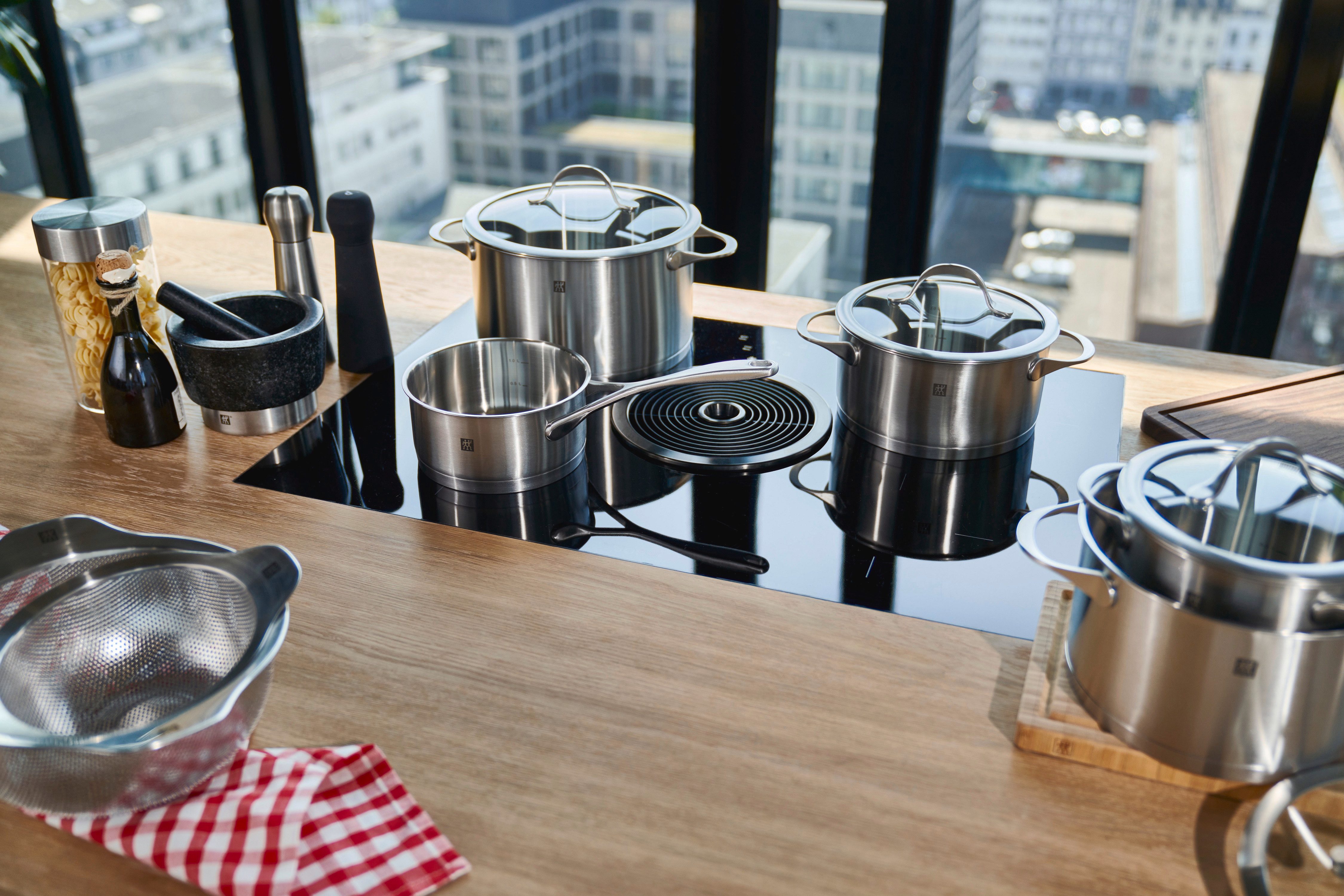 Zwilling Topf-Set Essence, Edelstahl 18/10 (Set, 9-tlg., je 1 Kochtopf Ø 16/20/24 cm, 1 Bratentopf Ø 20 cm, 1 Stieltopf Ø 16 cm), Sandwichboden sehr gute Wärmeverteilung Füllskala Edelstahlgussgriffe