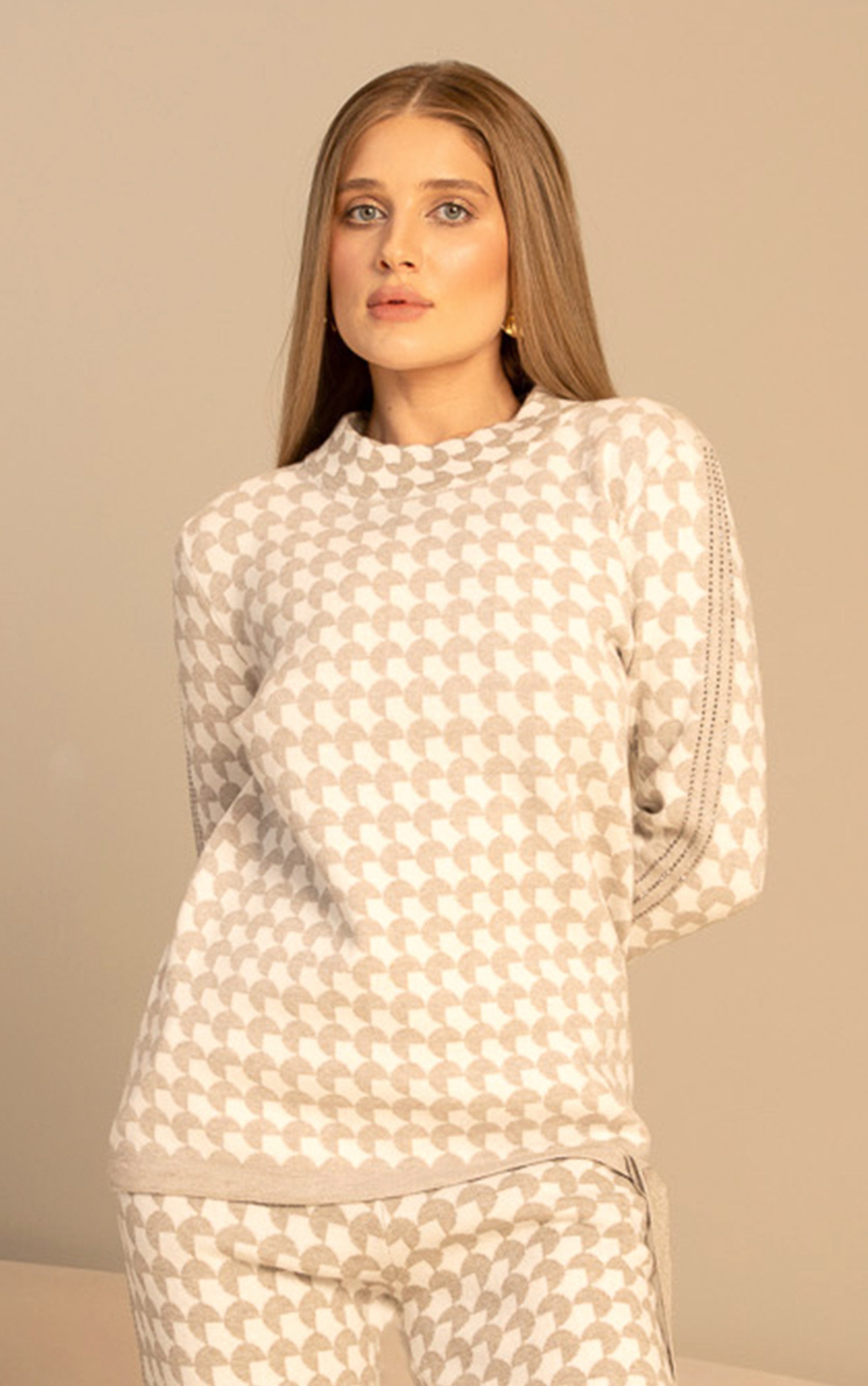 Strickpullover mit geometrischem Muster in Hellgrau und Ecru