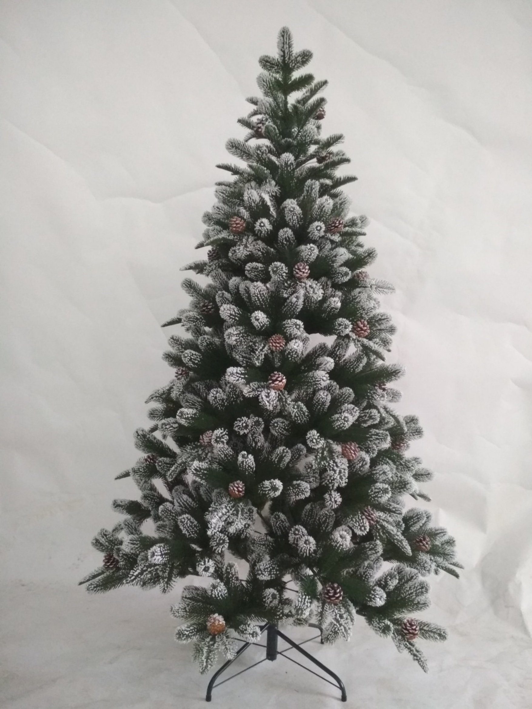 elbmöbel Künstlicher Weihnachtsbaum Kunst Tannenbaum mit Schnee und Tannenzapfen Christbaum 180cm, künstlicher Weihnachtsbaum mit Schnee und Zapfen, inklusive Ständer und Tannenzapfen