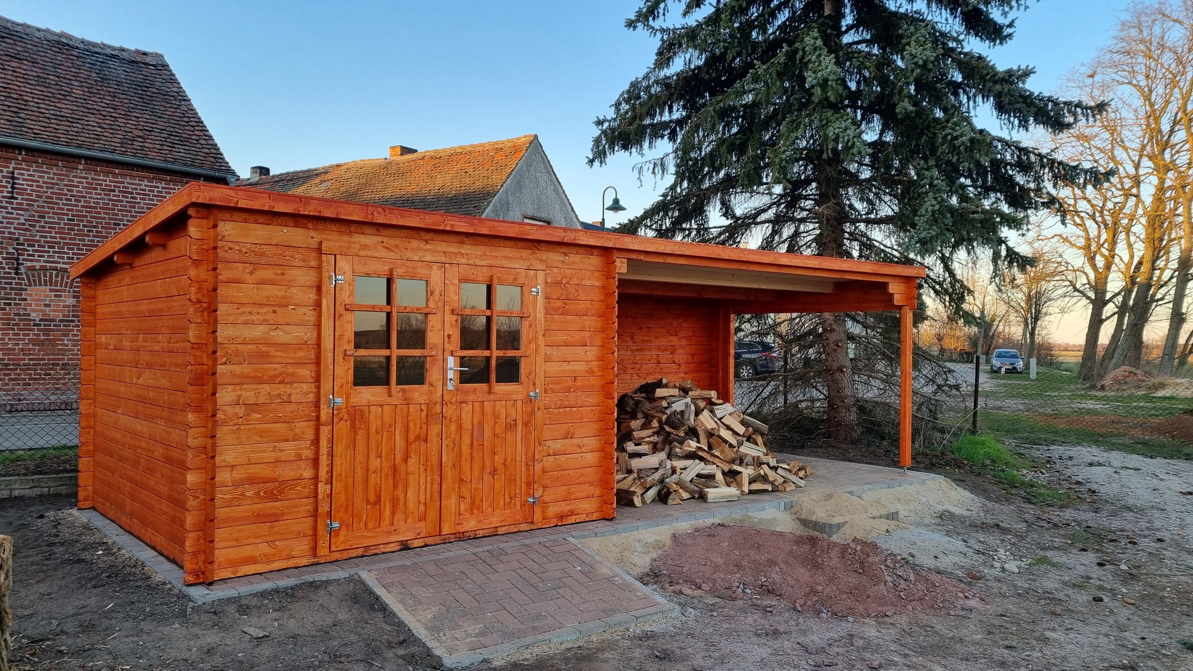 Woodtex Gartenhaus Gartenhaus Blockbohlenhaus CA2978 28 mm naturbelassen mit 4 m Anbau, BxT: 696x309 cm, Anbaudach, 28 mm Wandstärke, Doppeltür mit Echtglas-Einsätzen