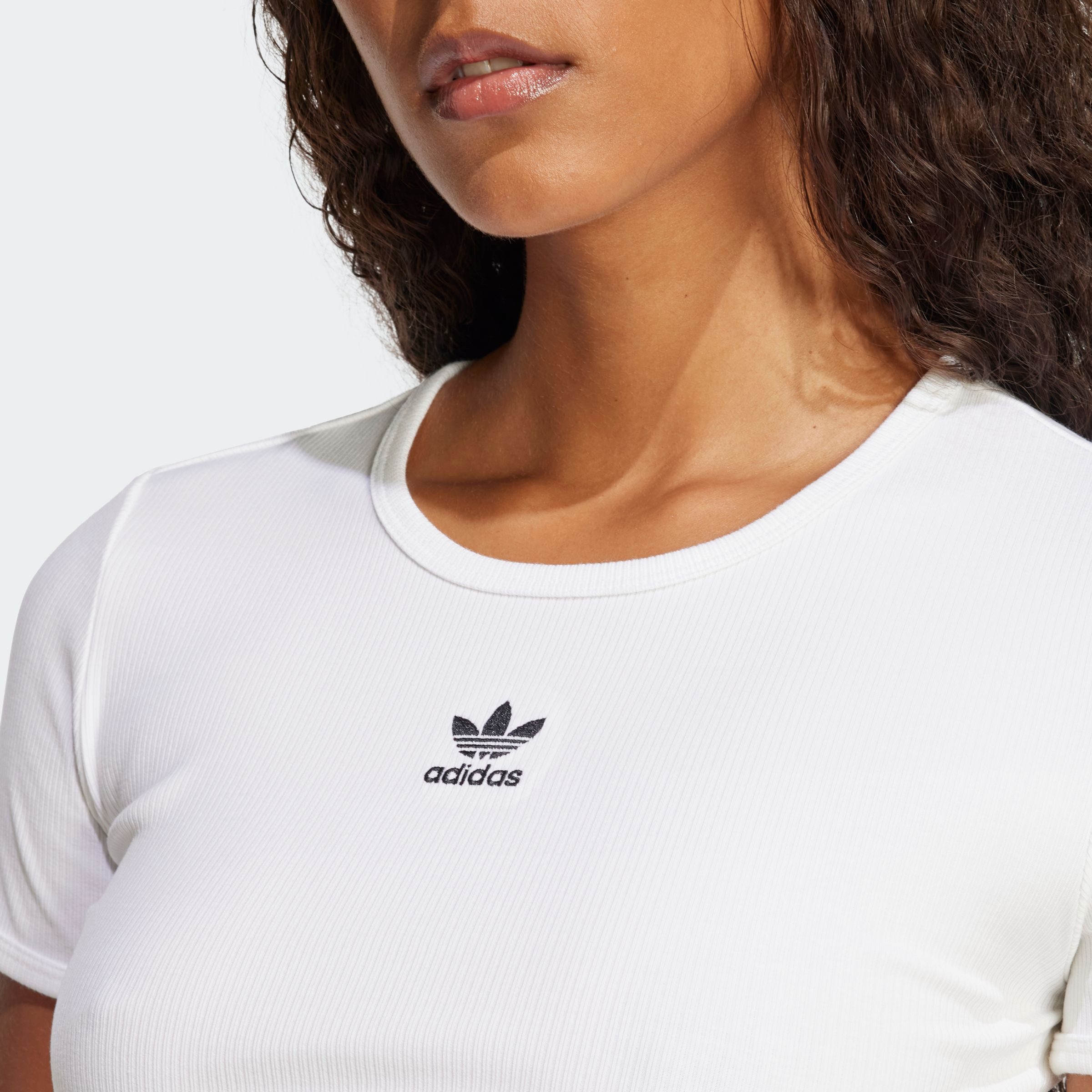adidas Originals T-Shirt ESSENTIALS RIBBED CROP figurbetonte Passform, schmaler Schnitt, kürzerer Schnitt