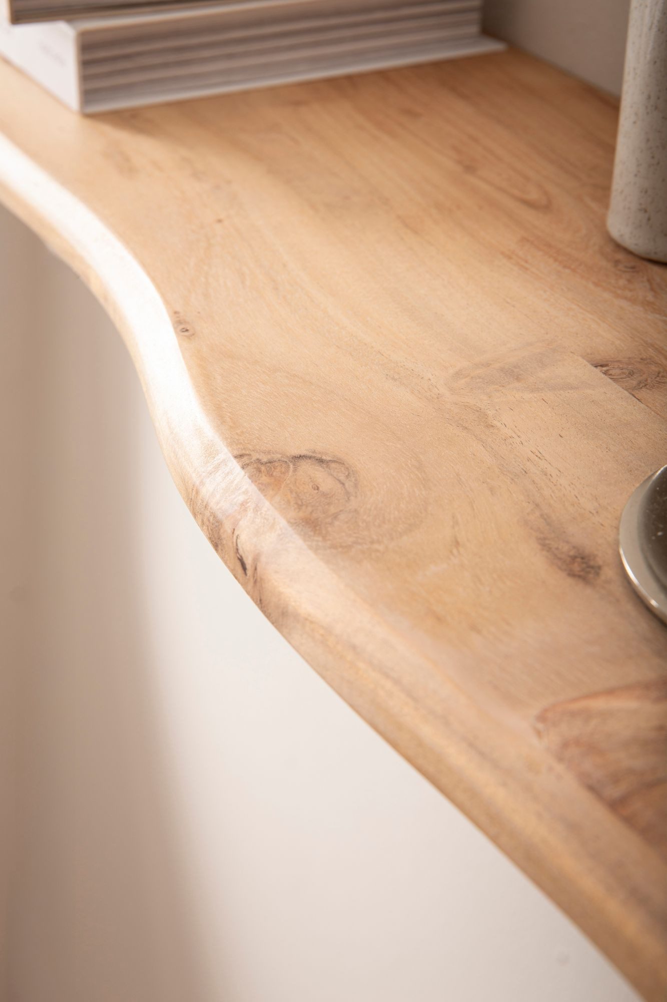 Wohnling Wandregal WL7.392 Wandregal Akazie Massivholz 80cm Hängeregal Baumkanten-Optik, Kompaktes Regal aus massivem Akazienholz, Modernes Holzregal in Baumkanten-Optik