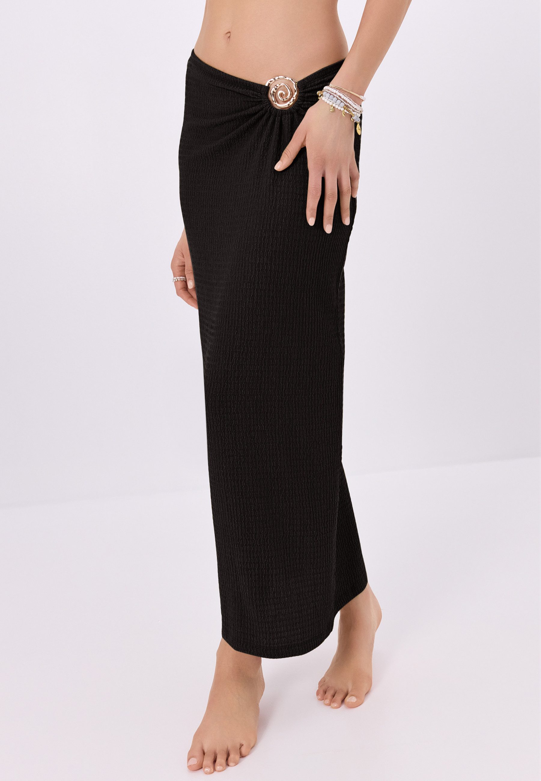 LSCN by LASCANA Maxirock aus weicher Crinkleware mit Zieraccessoire