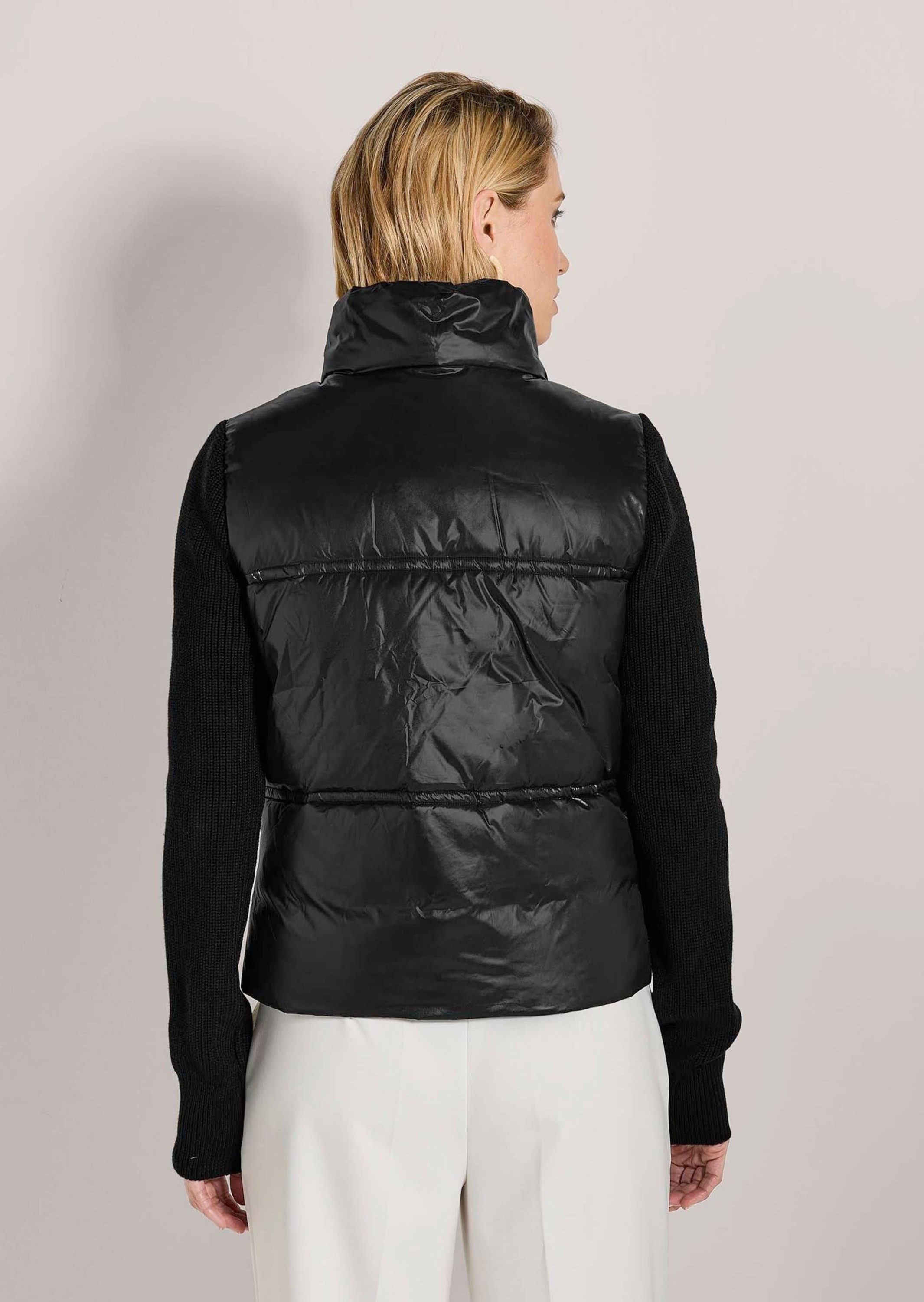 MADELEINE Outdoorjacke Sportive Übergangsjacke mit Strickärmeln Leicht wattierte Jacke mit Stehkragen, Kapuze und langen Ärmeln