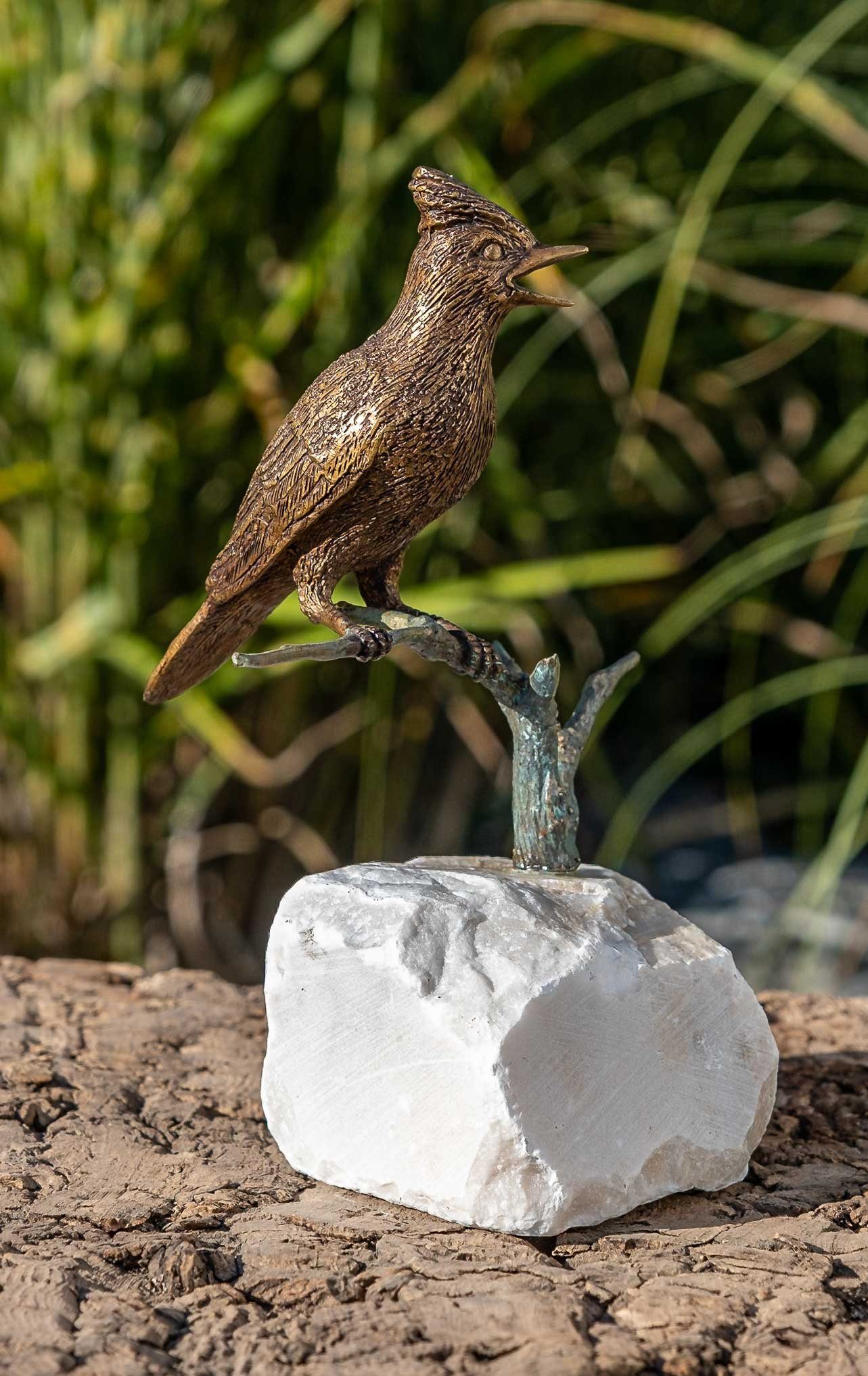 IDYL Gartenfigur witterungsbeständig Modelle IDYL robust Vogel Wachsausschmelzverfahren – in werden von in patiniert. Langlebig – einem und auf Bronze-Skulptur gegossen sehr Frost, UV-Strahlung. – Stein, und Bronze Hand gegen Bronze Regen Die