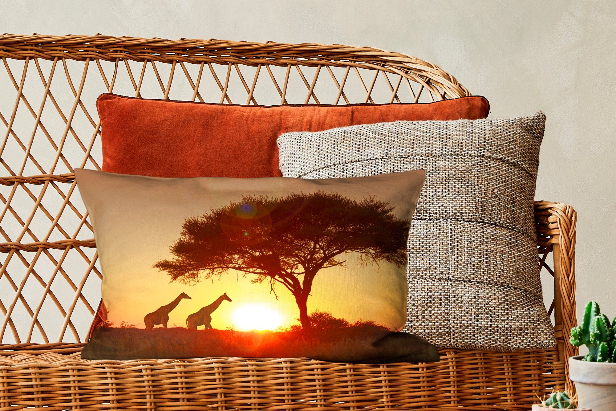 Schlafzimmer untergehenden vor Zierkissen, mit MuchoWow Sonne, Füllung, Dekoration, Dekokissen Giraffen der Dekokissen Wohzimmer
