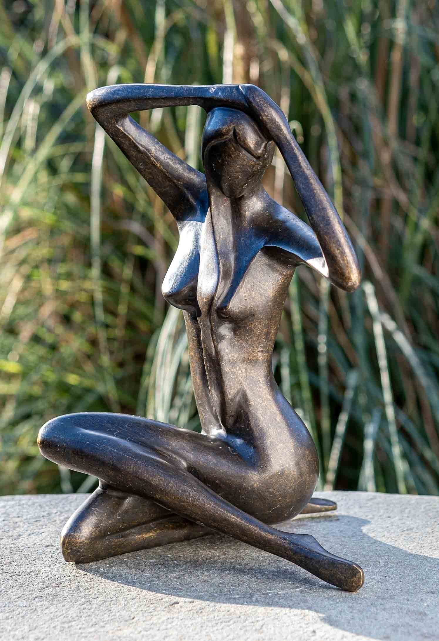 Gartenfigur IDYL Bronze-Skulptur Sitzende Frau