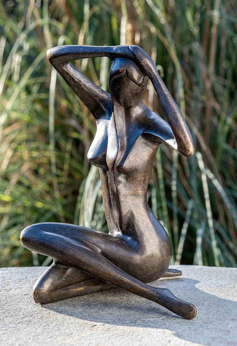 IDYL Gartenfigur IDYL Bronze-Skulptur Sitzende Frau, Bronze – sehr robust – Langlebig – witterungsbeständig gegen Frost, Regen und UV-Strahlung. Die Modelle werden in Wachsausschmelzverfahren in Bronze gegossen und von Hand patiniert.