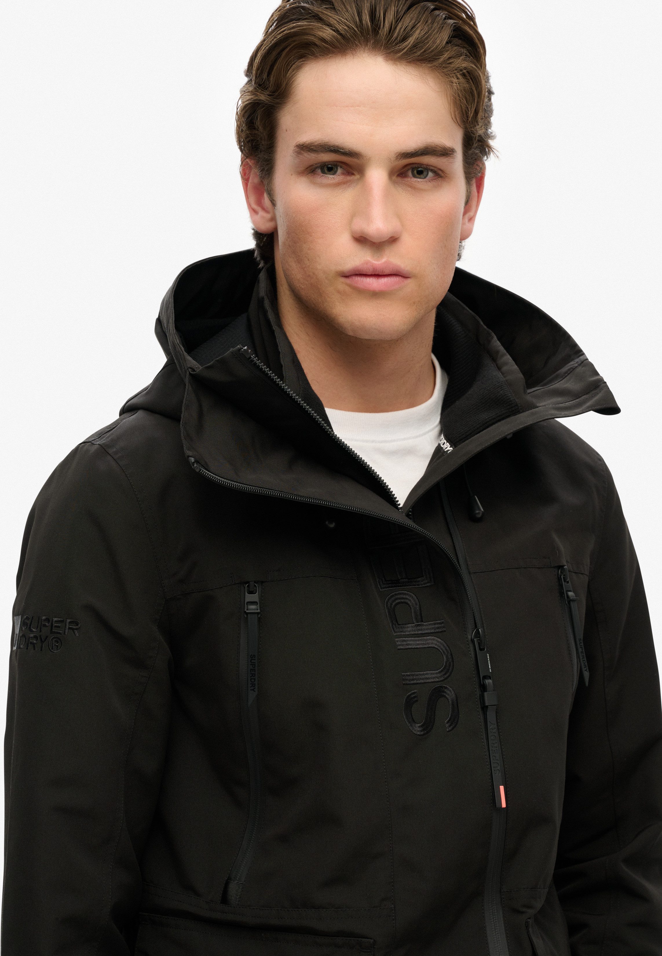 Superdry Outdoorjacke HOOD ULTIMATE EMB WINDBREAKER mit lockerer Passform, hochschließender Kragen, gerader Abschluss