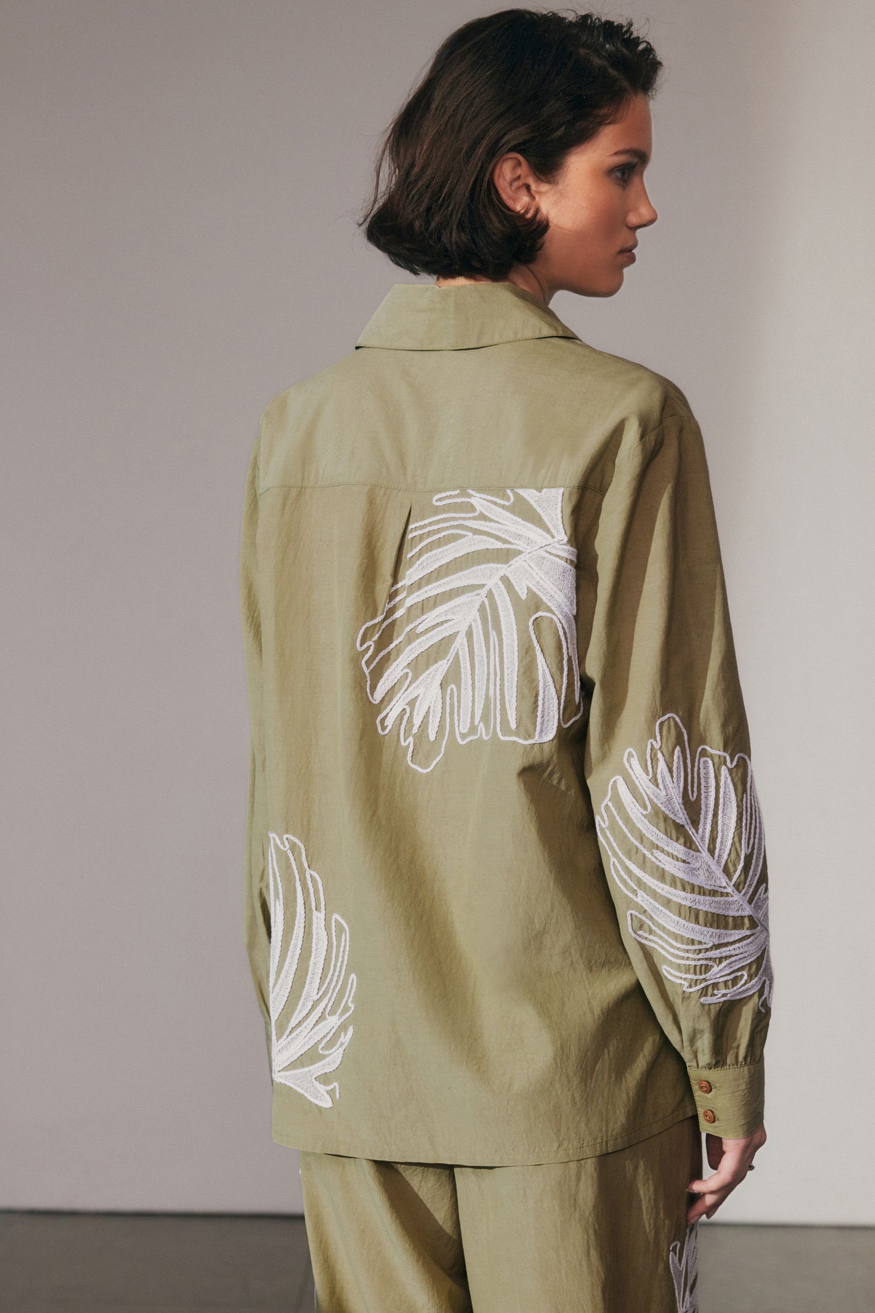 Next Langarmbluse Langarmshirt mit gesticktem Palmenmotiv (1-tlg)