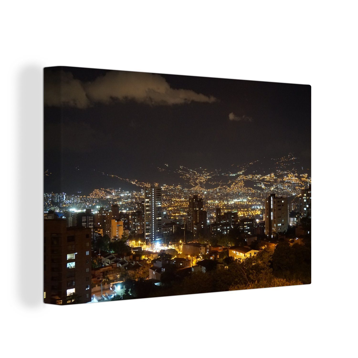 OneMillionCanvasses® Leinwandbild Die Skyline von Medellin am Abend im südamerikanischen Kolumbien, (1 St), Wandbild Leinwandbilder, Aufhängefertig, Wanddeko, 30x20 cm