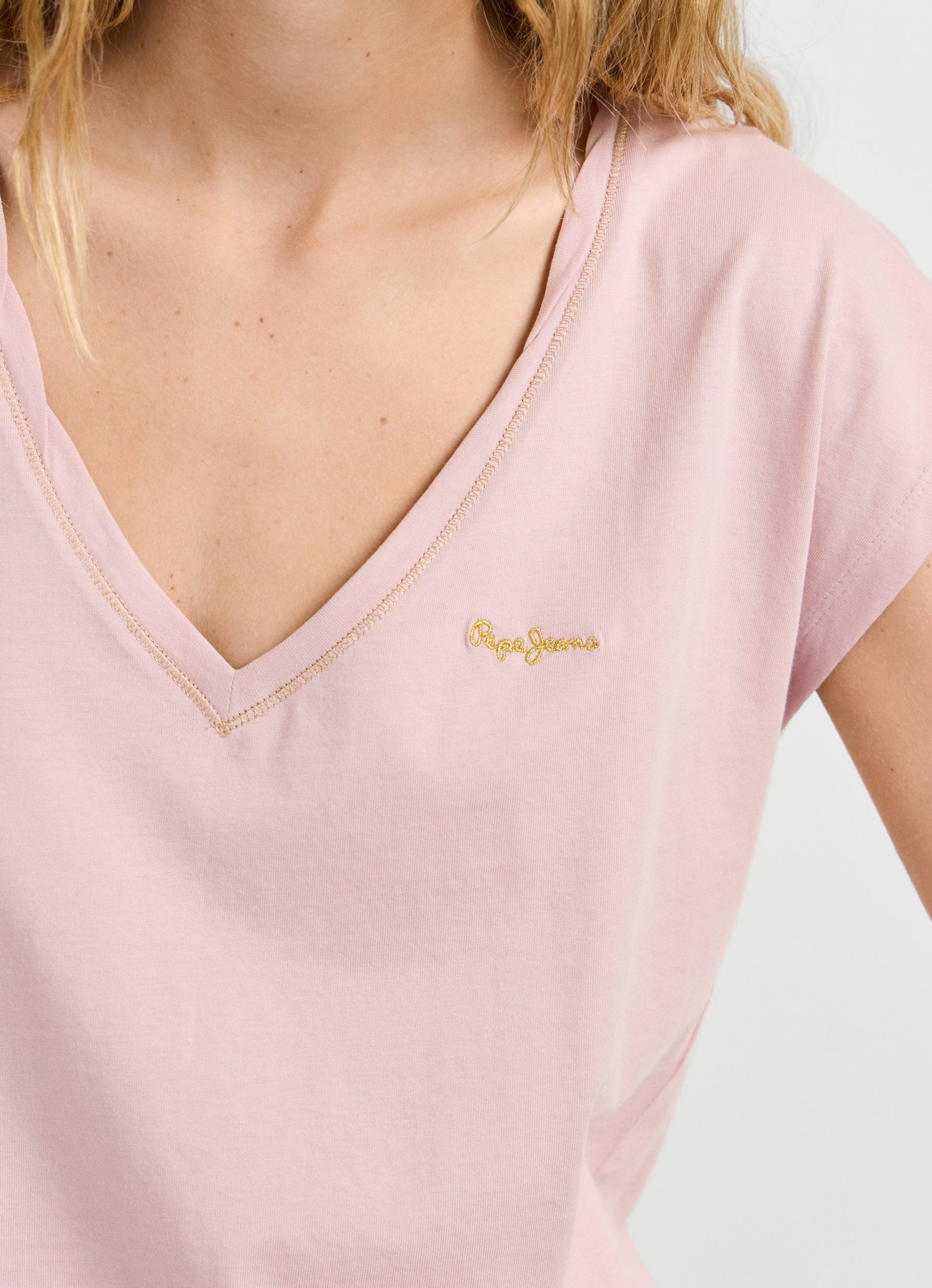 Pepe Jeans T-Shirt CLOE mit V-Ausschnitt, Logostickerei – Bild 5 von 5