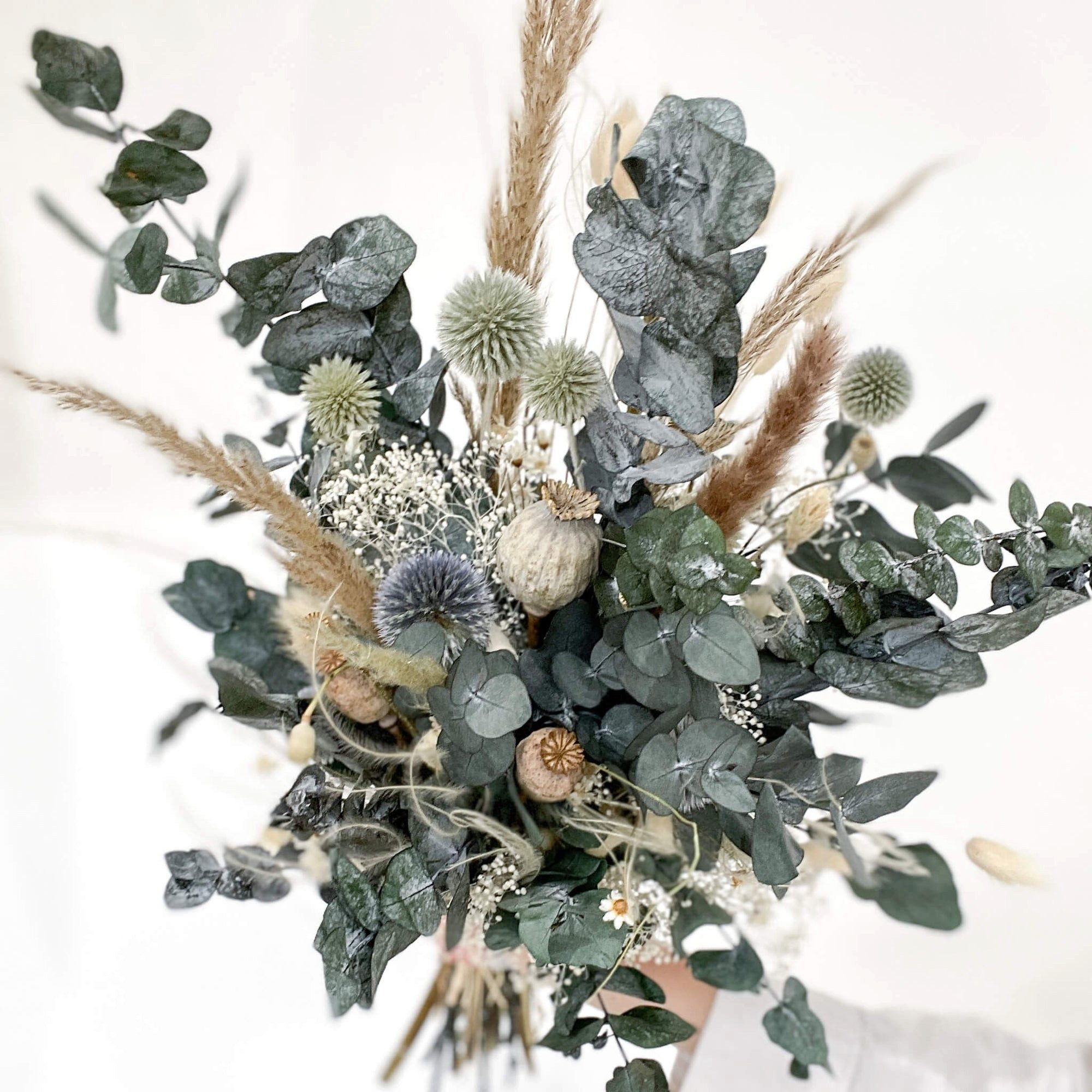 Trockenblume Eleganz der Natur: Brautstrauß aus Pampasgras, Eukalyptus, Federgras u Pampasgras, Eukalyptus, Federgras, Distel, Schleierkraut, Mohnkapseln, Glixia, LYKKE & You