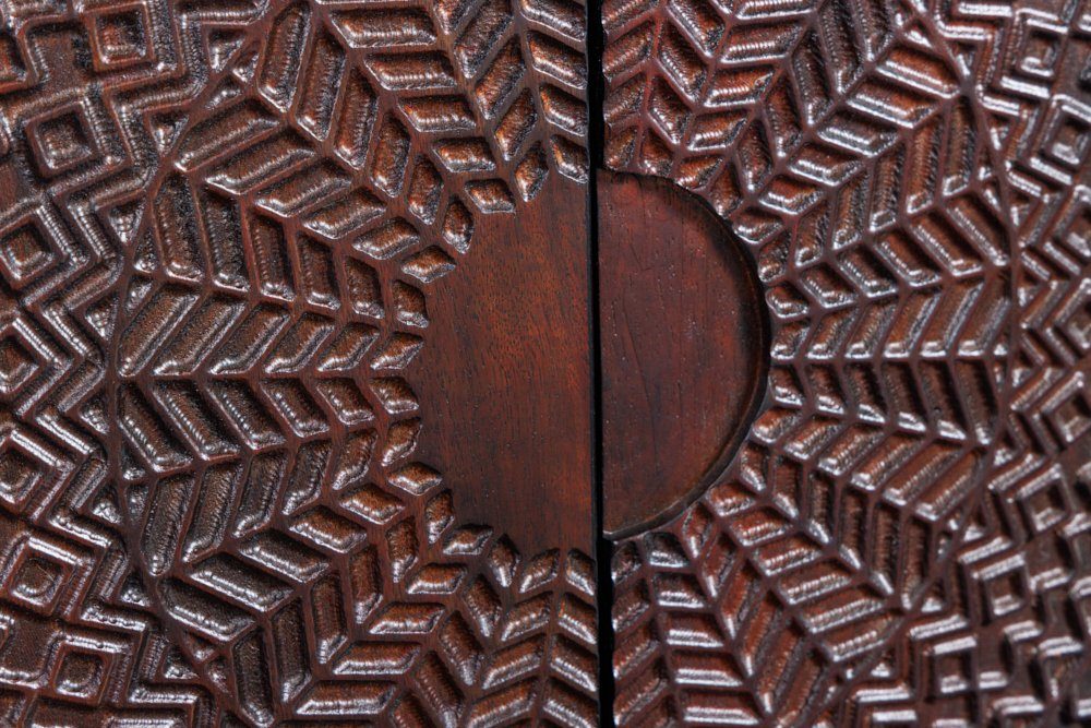 riess-ambiente Sideboard MANDALA 160cm schwarz / gold · Massivholz-Kommode mit 3D Schnitzereien (Einzelartikel, 1 St), Metall-Füße · Anrichte mit 4 Türen und 4 Fächern · Wohnzimmer · Design