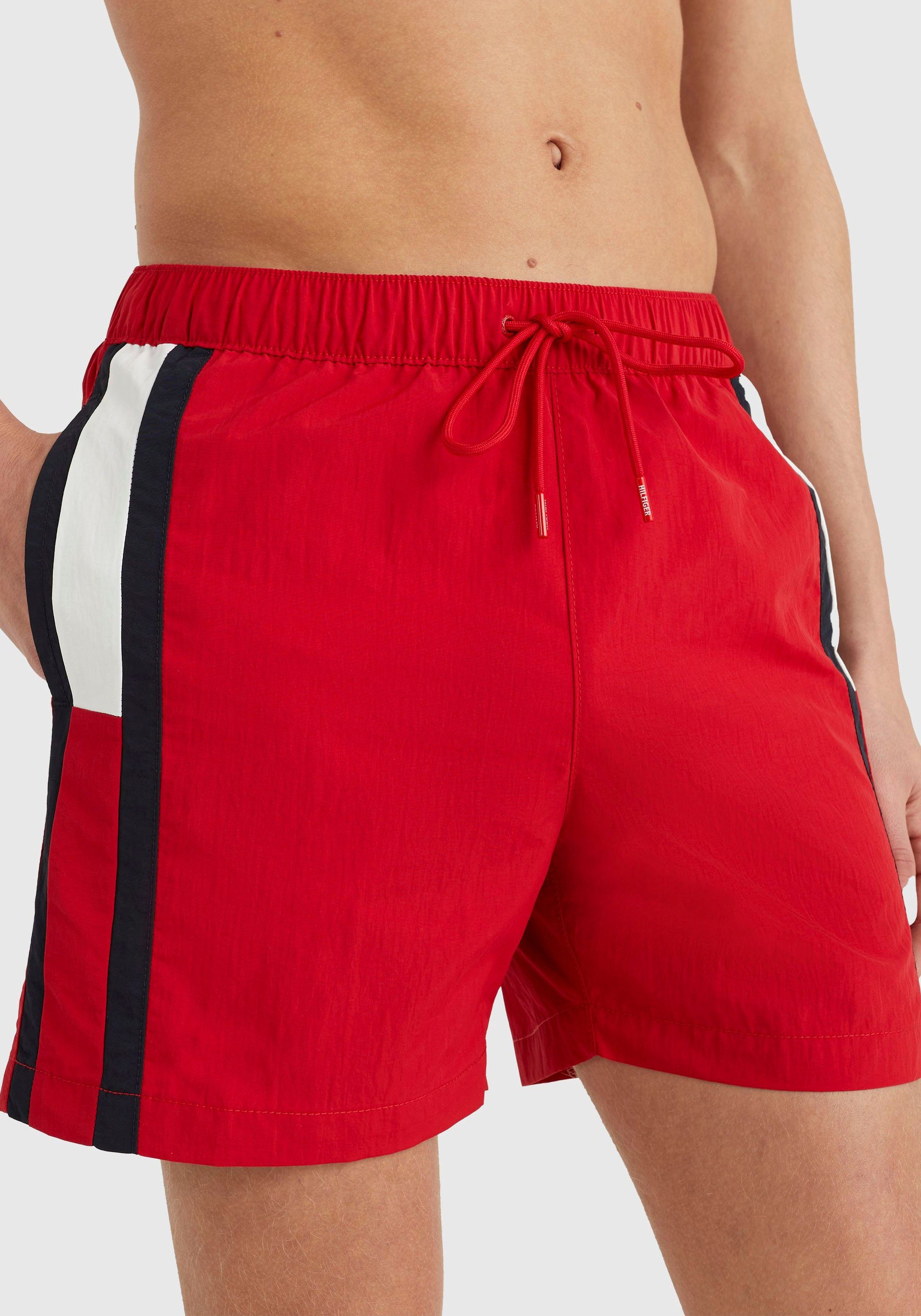 Tommy Markenlabel Swimwear mit MEDIUM DRAWSTRING SF Badeshorts Primary-Red Tommy Hilfiger Hilfiger