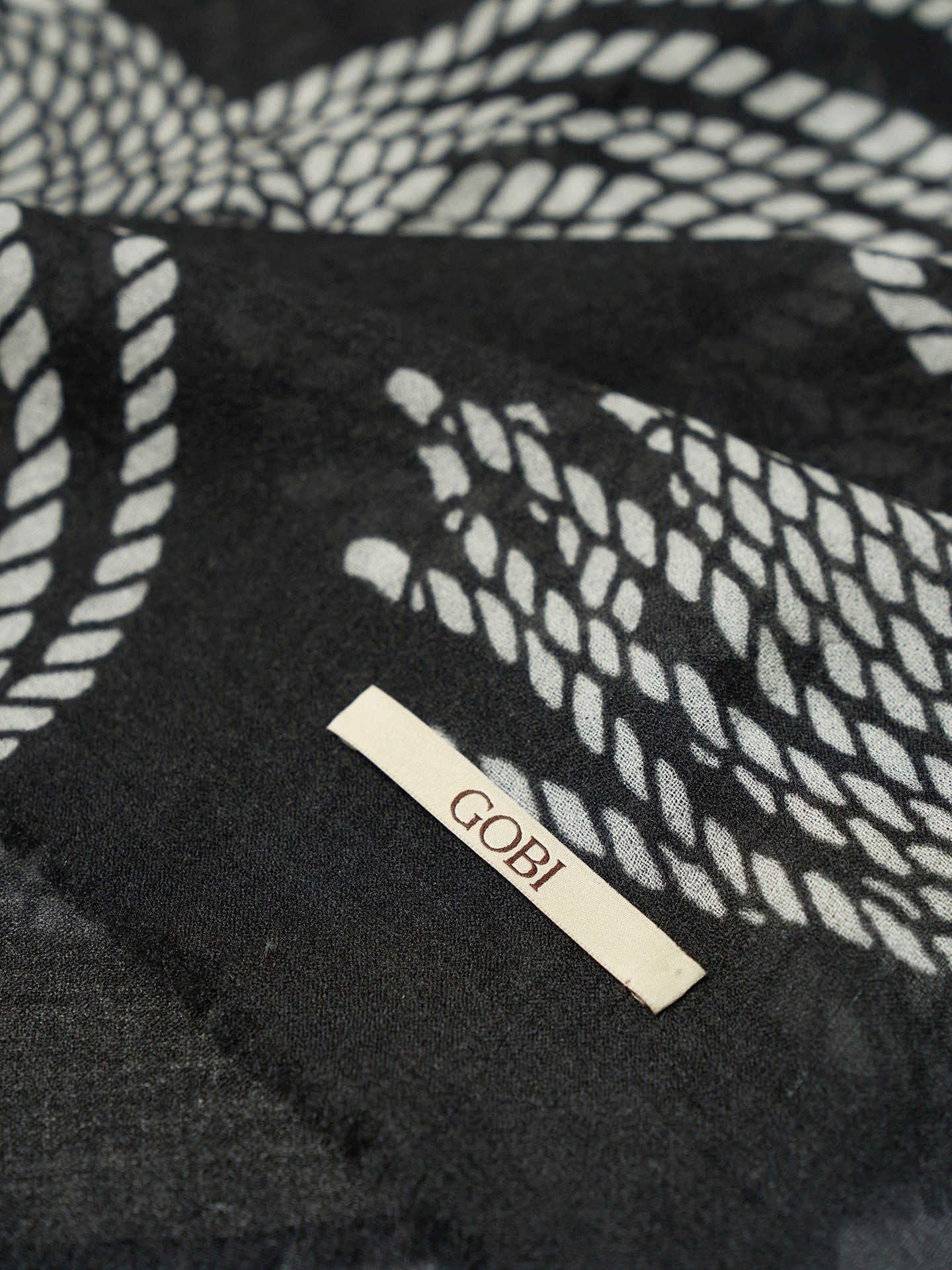GOBI Cashmere Strickschal Kaschmir-Schal mit Seilknoten-Print