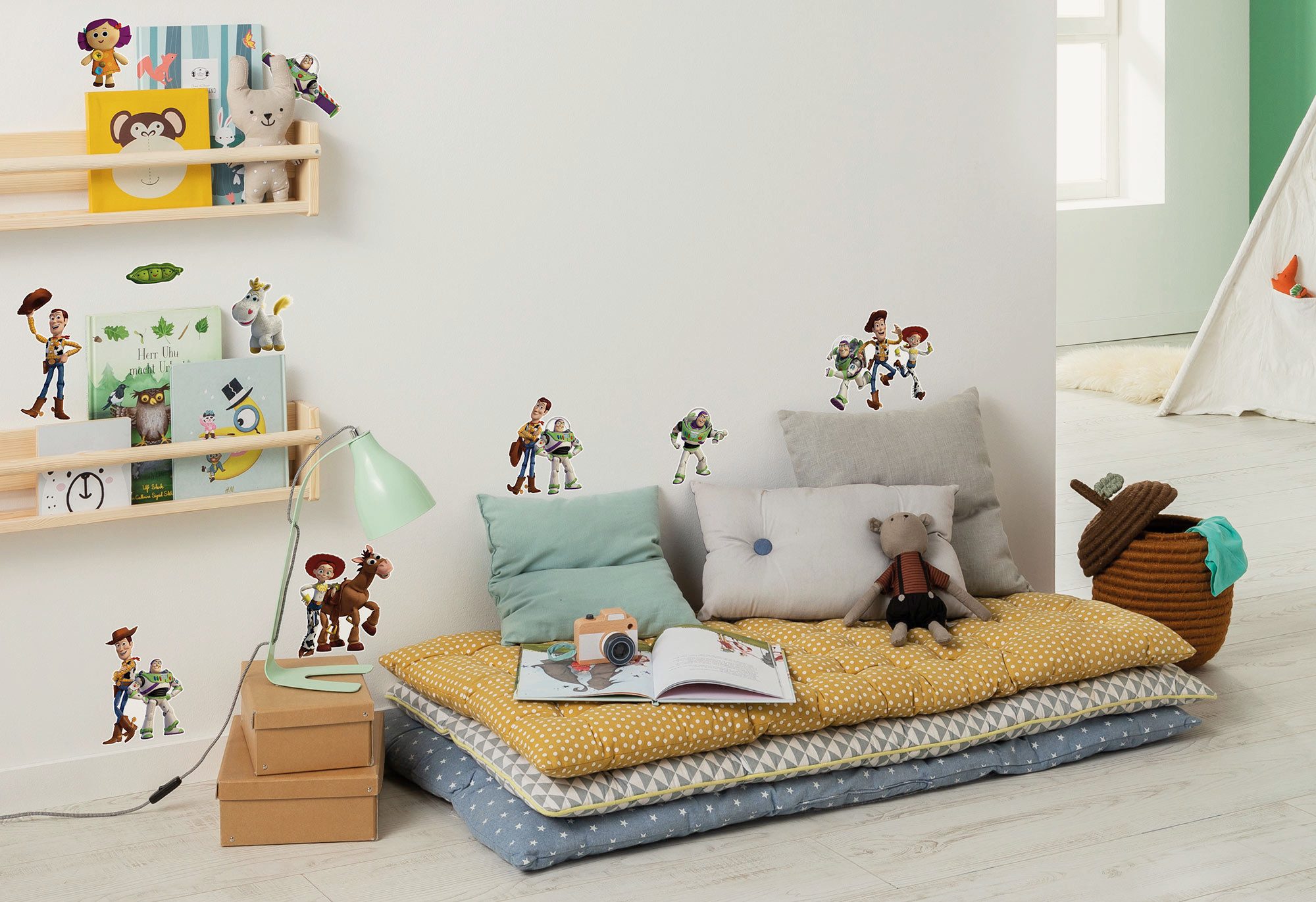 Komar Wandtattoo Disney and Pixar Toy Story Buddies (1 St), Künstler: Disney, 50 x 70 cm (Breite x Höhe) - Kinderzimmer, Wandsticker