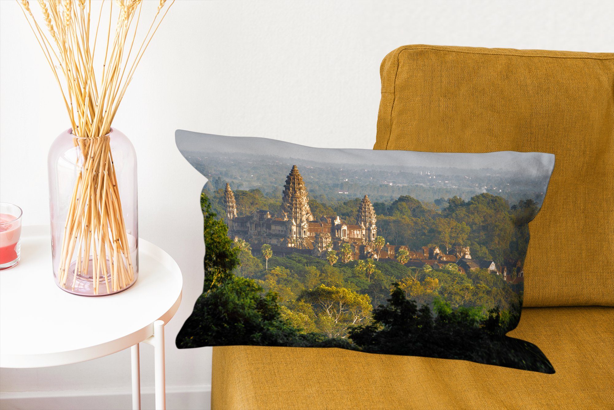 Dekokissen Schlafzimmer zwischen mit Wohzimmer MuchoWow Füllung, Angkor Bäumen, den Dekokissen Zierkissen, Dekoration, Wat