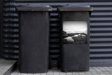 MuchoWow Wandsticker Naturfoto schwarz-weiß (1 St), Mülleimer-aufkleber, Mülltonne, Sticker, Container, Abfalbehälter