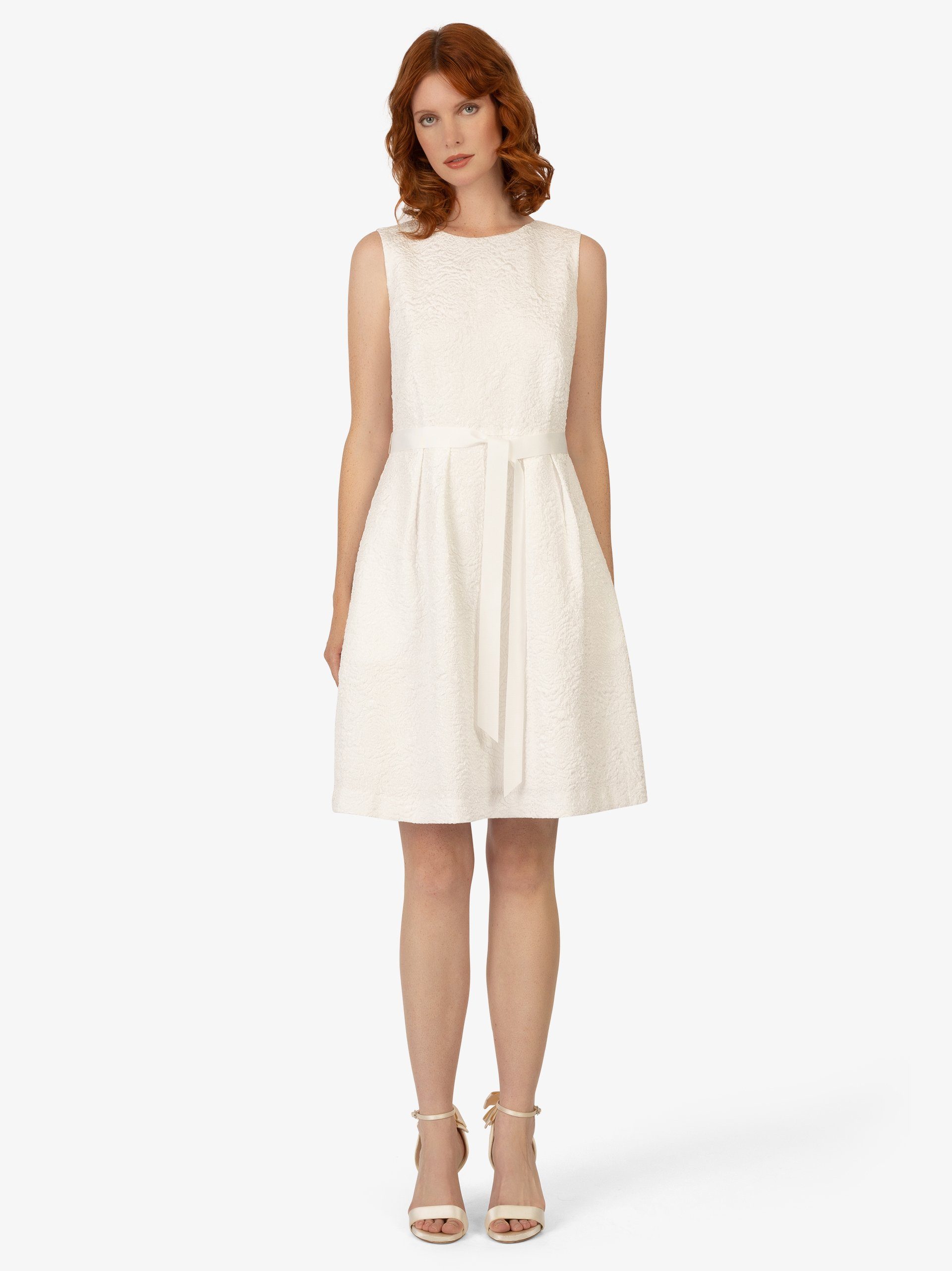 Apart Brautkleid aus einer weichen, elastischen Cloque Ware