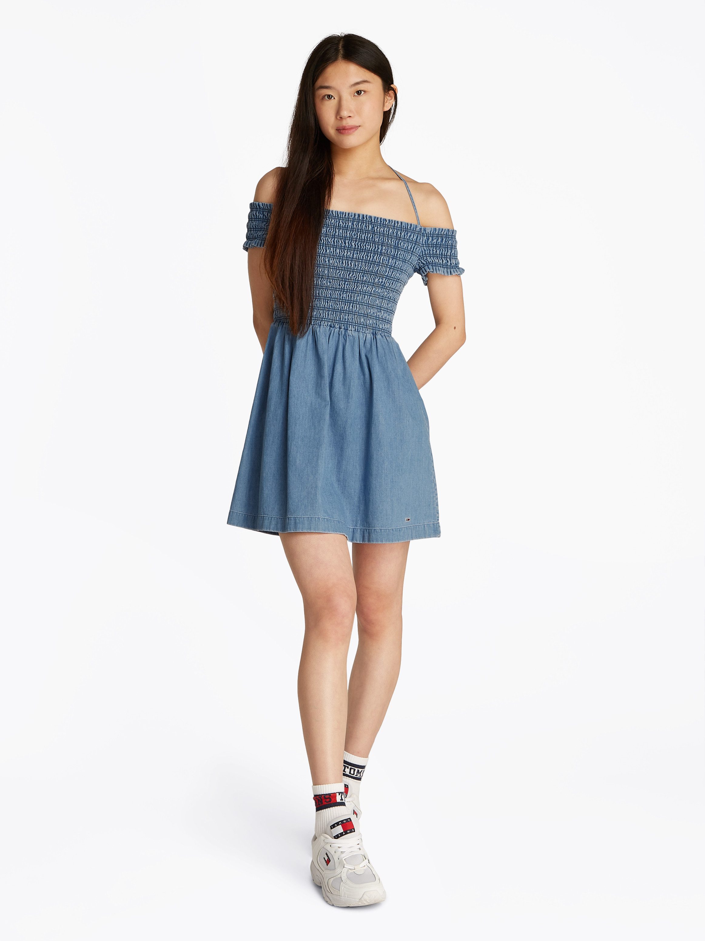 Tommy Jeans Midikleid TJW CHAMBRAY FIT & FLARE DRESS mit Bindeband, in blauer Waschung