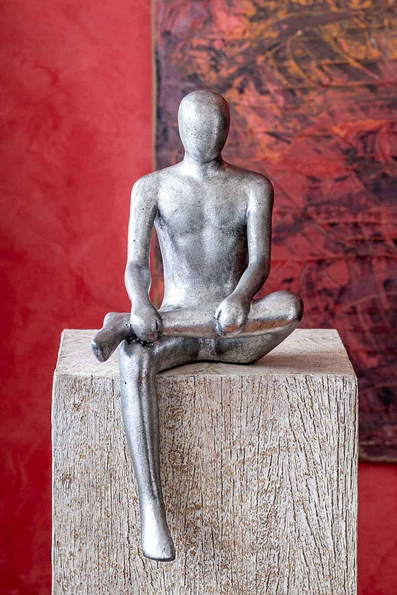 IDYL Dekofigur IDYL Moderne Skulptur Figur Sandsteinguss "Sitting Man", Diese Figuren fallen auf durch ihre Schlichtheit und Eleganz. Die dezent strukturierte und matte Oberfläche mit weichen Erscheinungsbild prägen den Charakter dieser Statuen.
