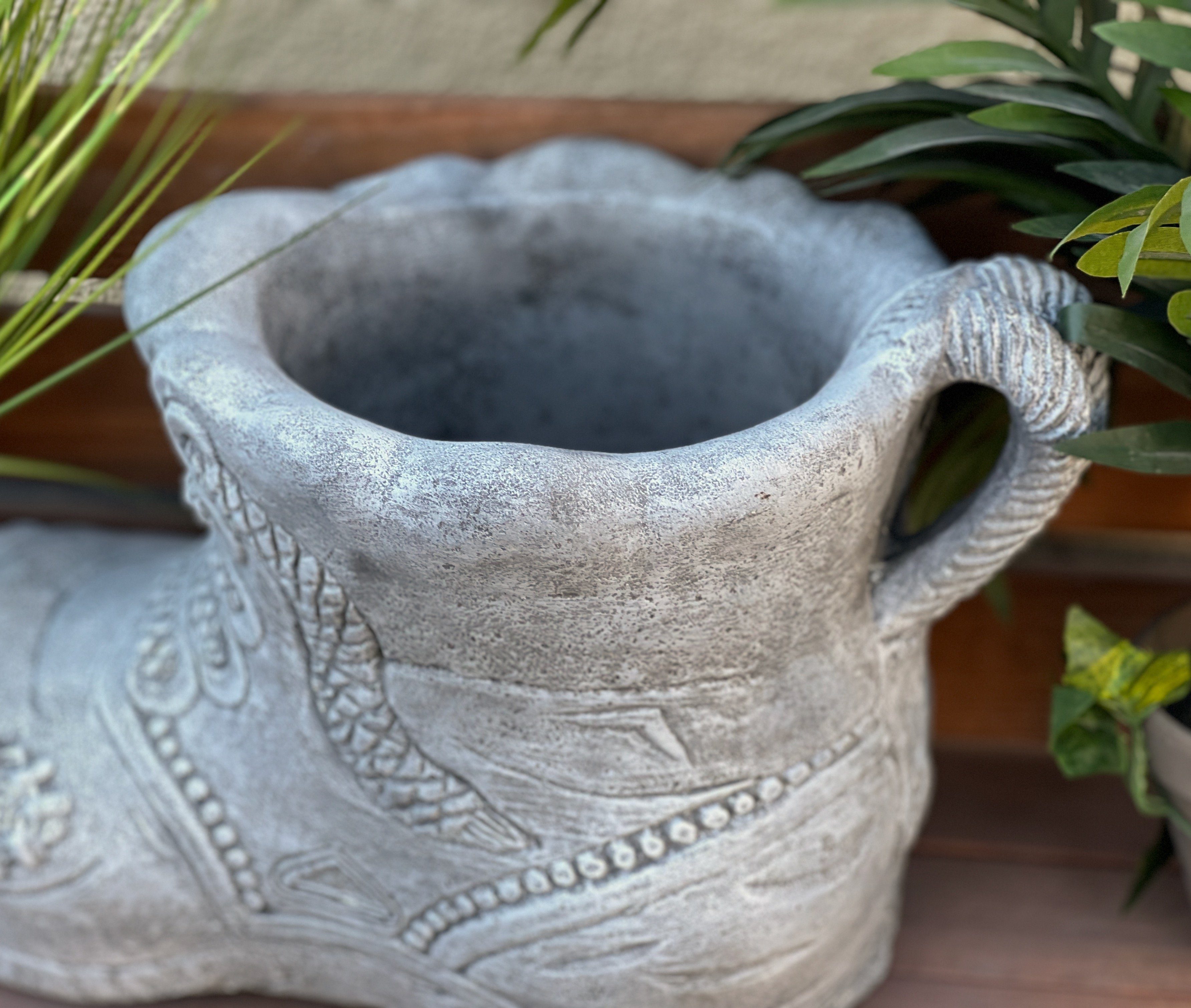 Stone and Style Gartenfigur Steinfigur Pflanzschale Stiefel XL Steinguss frostfest 14 kg