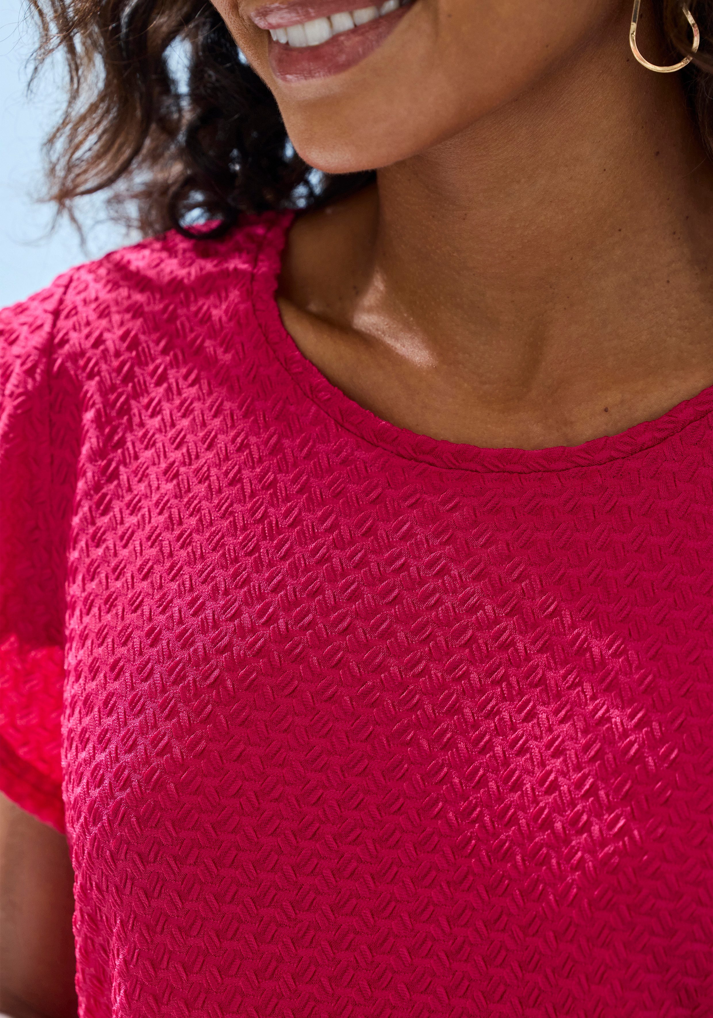 LASCANA T-Shirt mit modischer Struktur Sommerliches T-Shirt aus bügelfreie Polyester-Qualität
