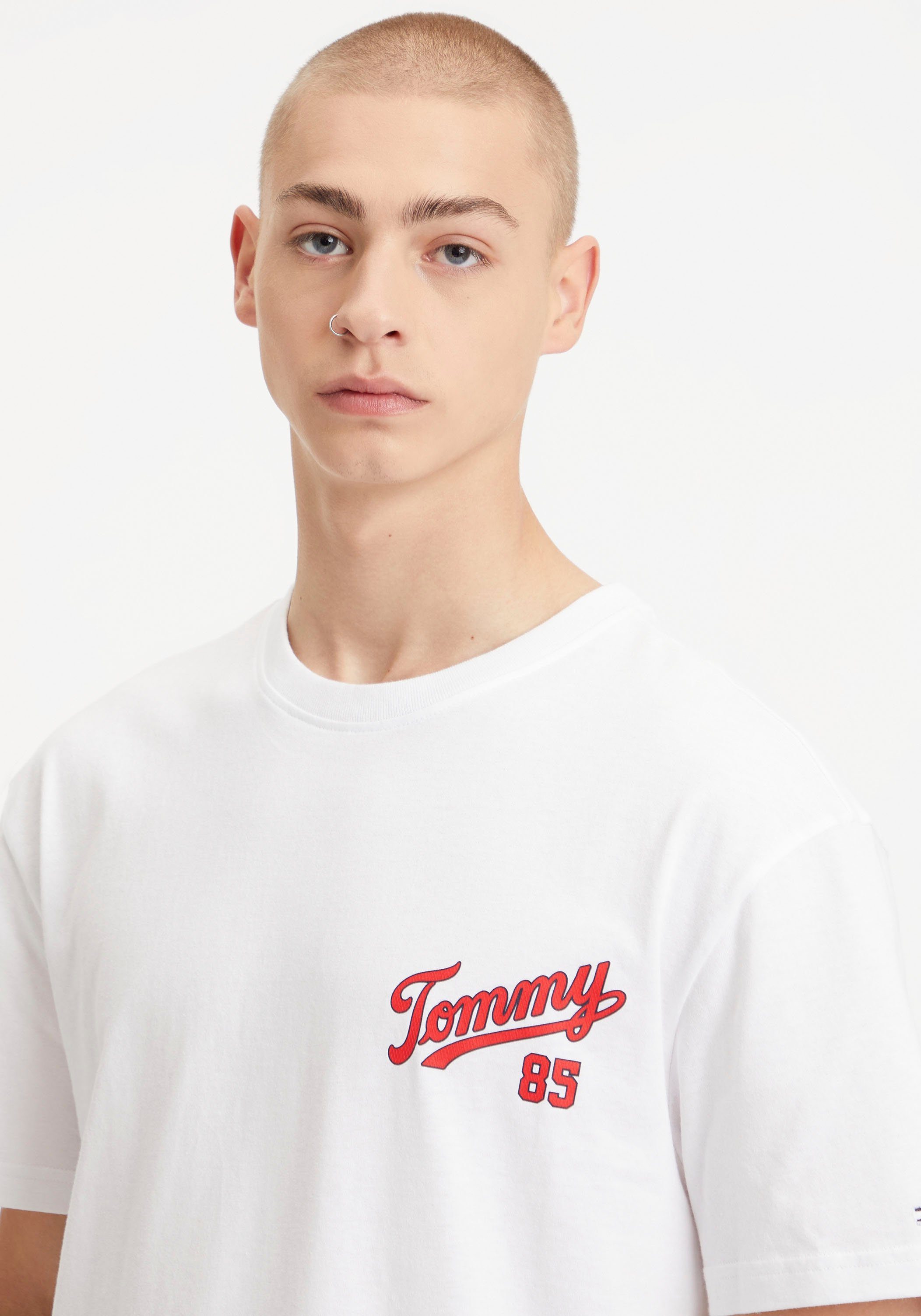 Logoprint Tommy LOGO TEE White mit Jeans COLLEGE 85 CLSC T-Shirt TJM