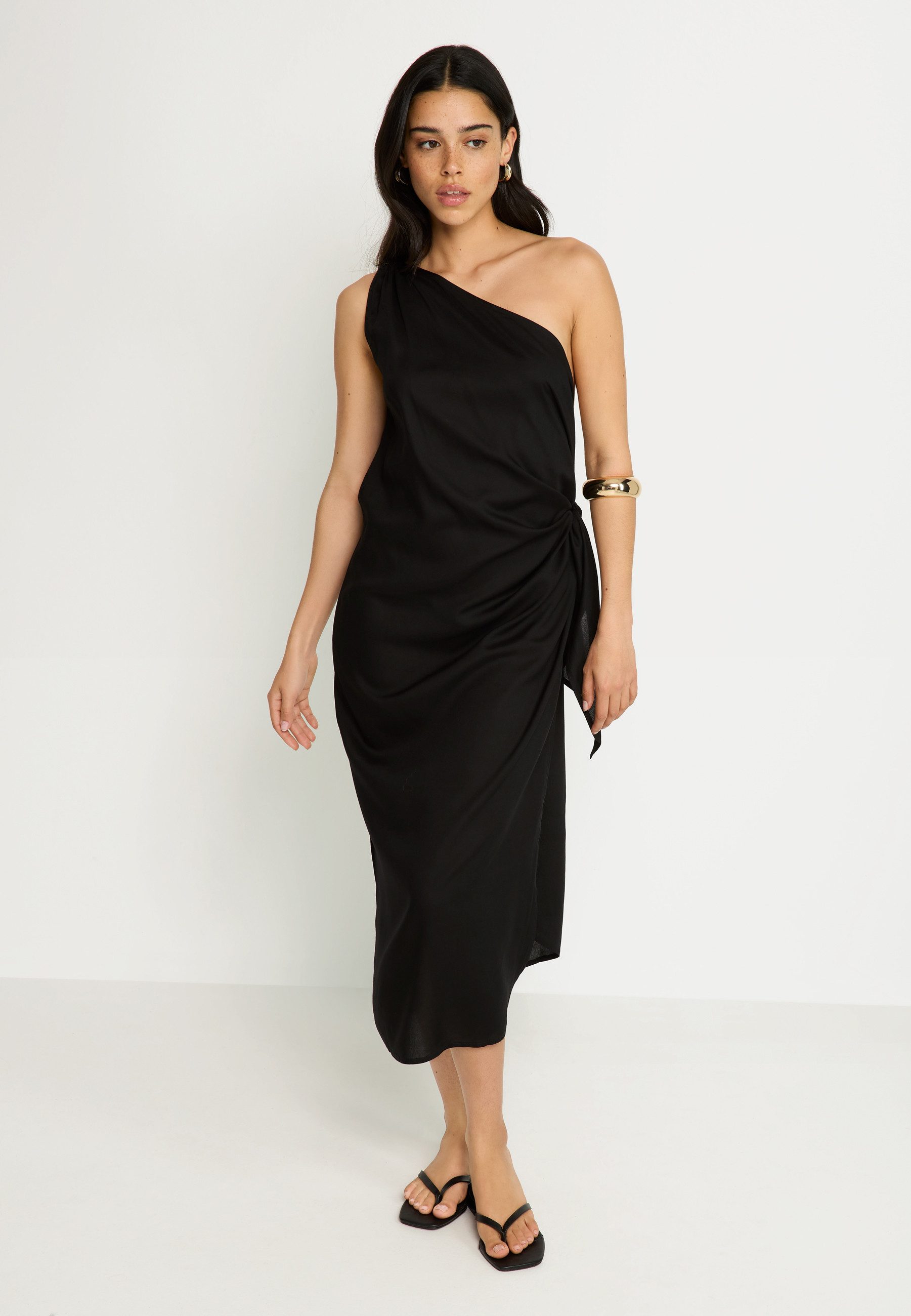 LSCN by LASCANA One-Shoulder-Kleid mit goldfarbenen Zieraccessoire am Träger, Strandkleid