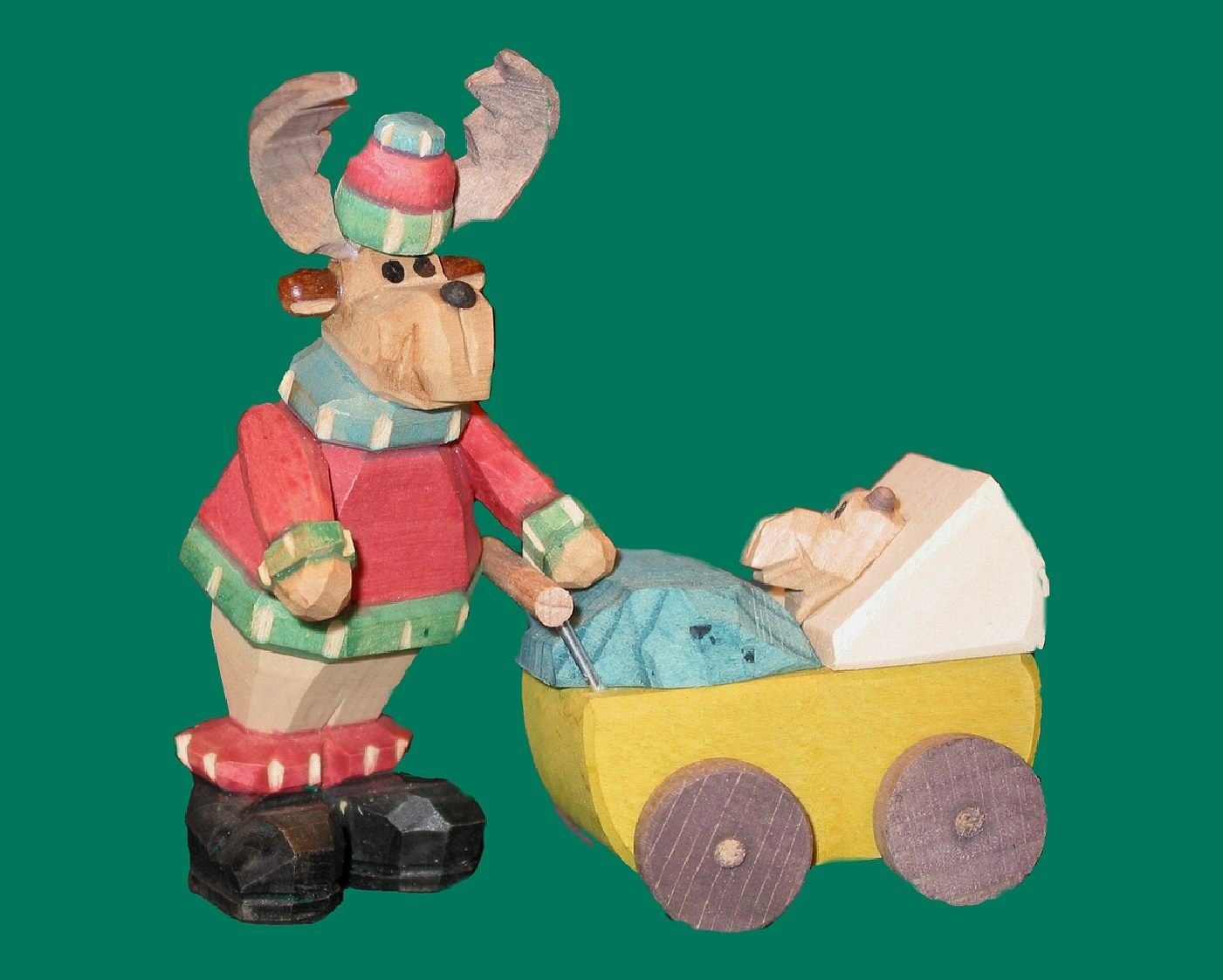 Weihnachtsfigur Elch mit Kinderwagen geschnitzt 9 cm bunt