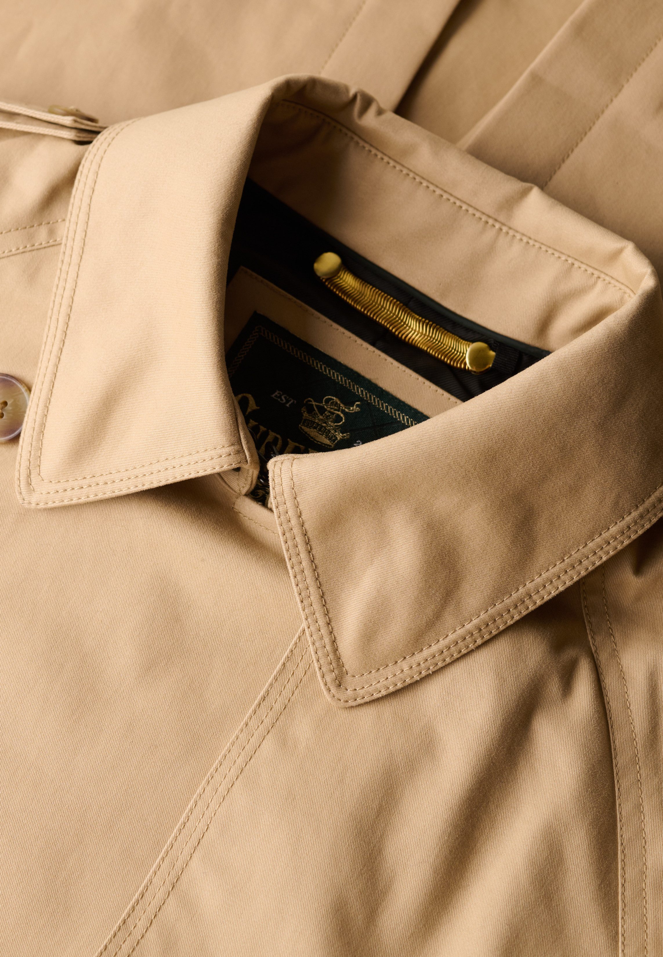 Superdry Trenchcoat CLASSIC TRENCH JACKET aus Baumwolle, Slim Fit, mit Reverskragen, Länge bis etwa Mitte Wade