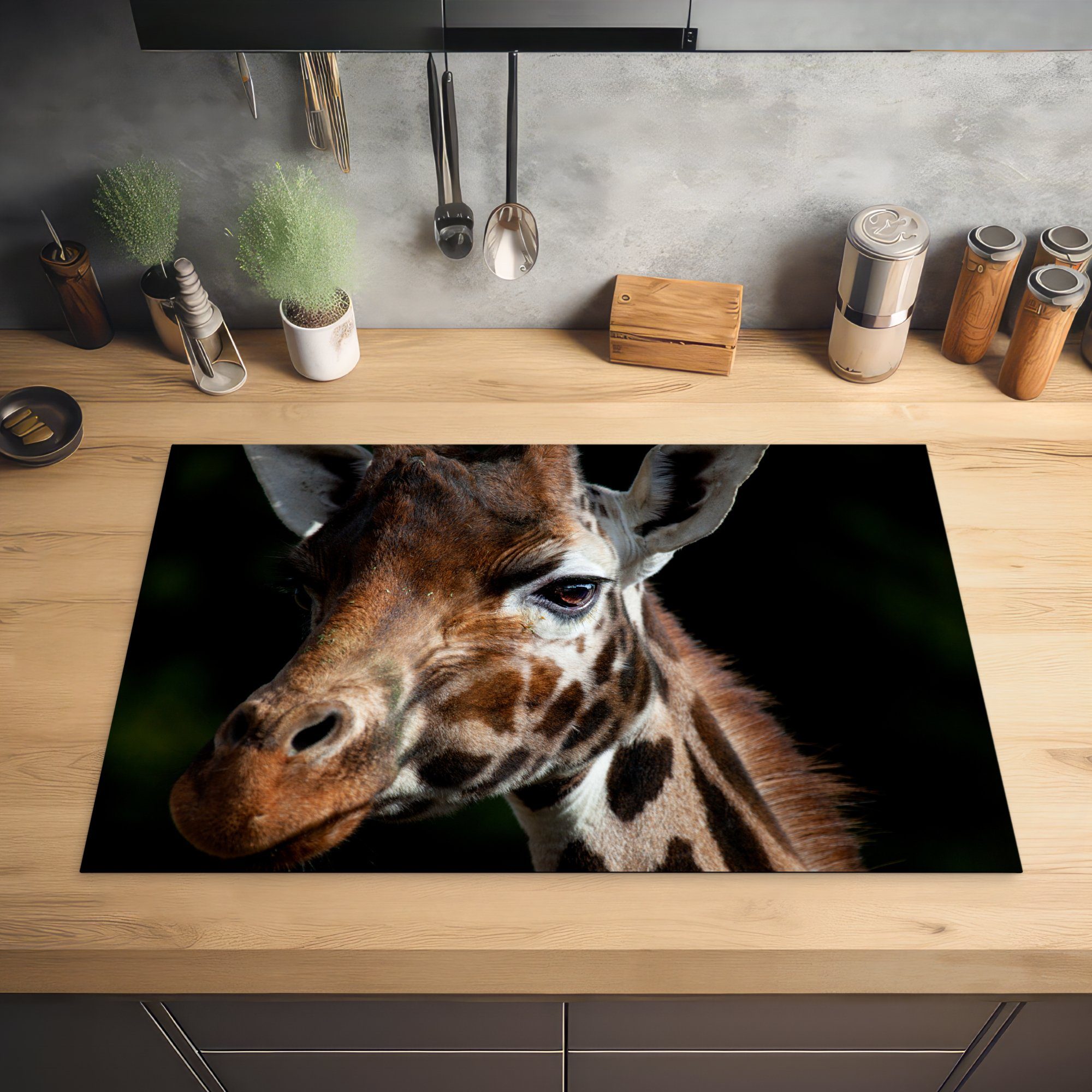 (1 Vinyl, - Giraffe 81x52 MuchoWow Schwarz, die Ceranfeldabdeckung Herdblende-/Abdeckplatte cm, Tier Schutz küche, Induktionskochfeld - tlg), für