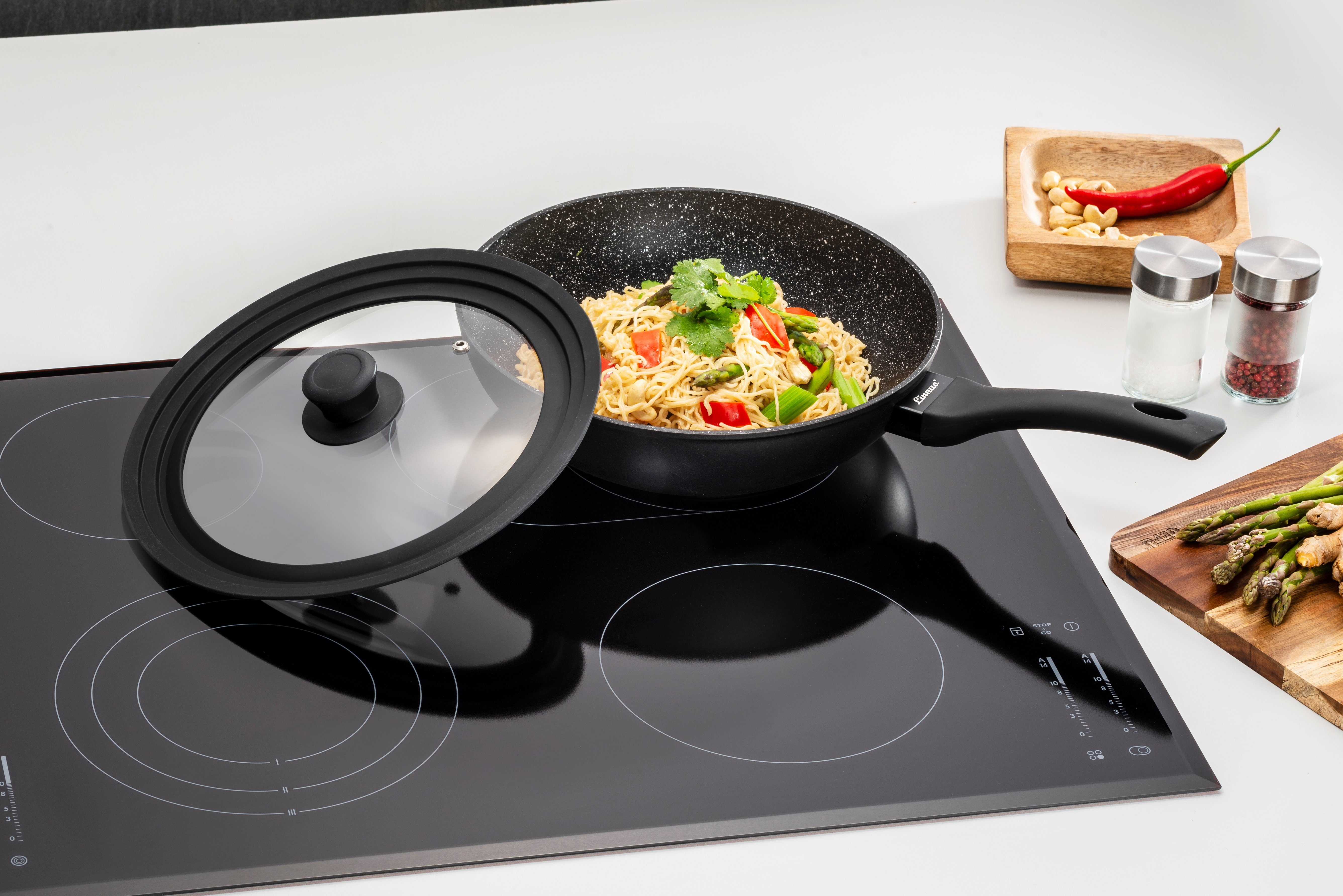 Optik, aus Wok - Geschmiedetem bis backofenfest Marmor schwarz, Aluminium, Antihaft, Wok Soft-Touch-Griff, - Alu beschichtet - 28 Antihaft °C cm, 28 Marmor 180 Optik Linnuo cm Ø Pfanne