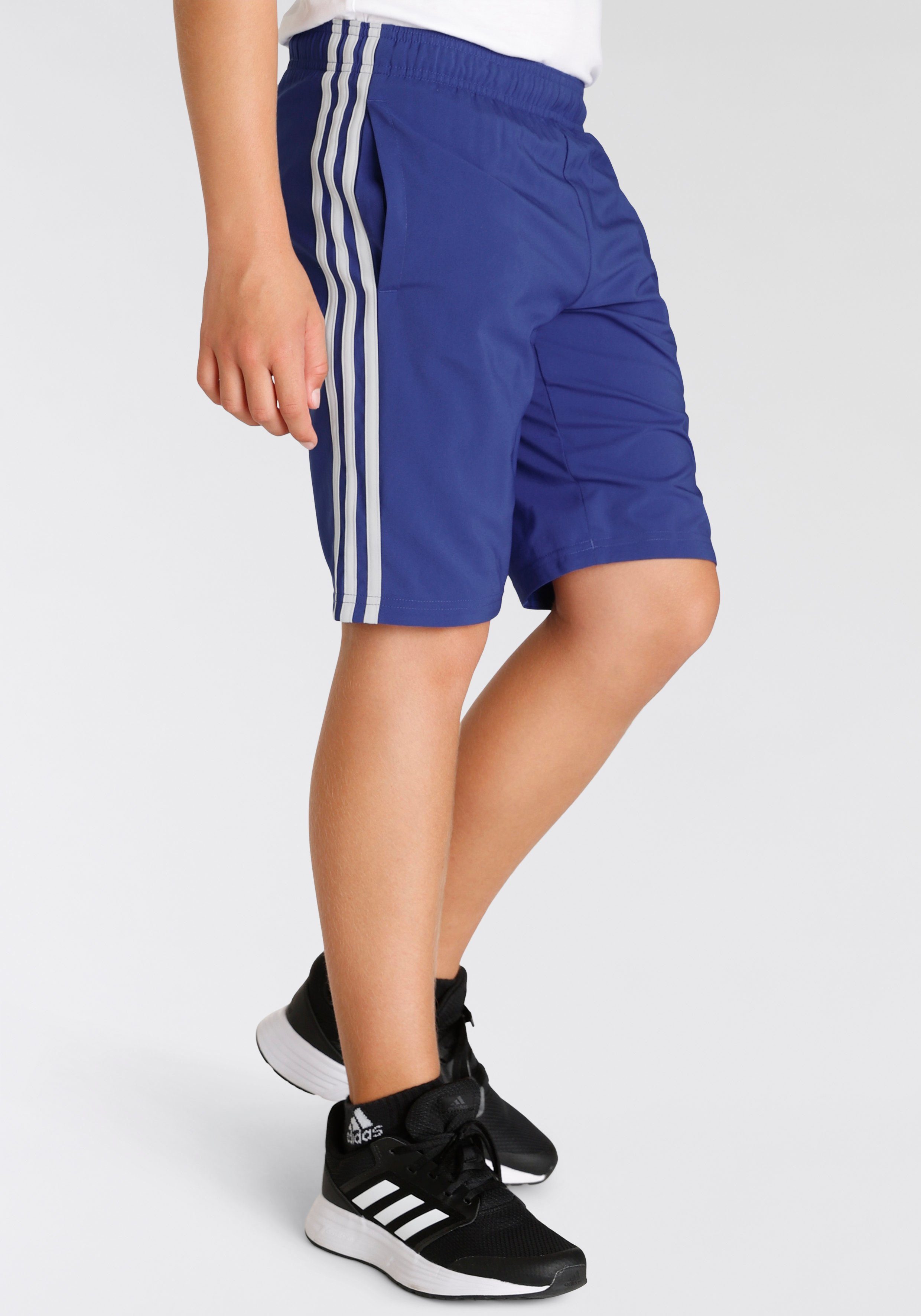 Fühlt sich gut auf der Haut an adidas Sportswear Shorts ESSENTIALS 3-STREIFEN Lucid White Semi / WOVEN Blue (1-tlg)