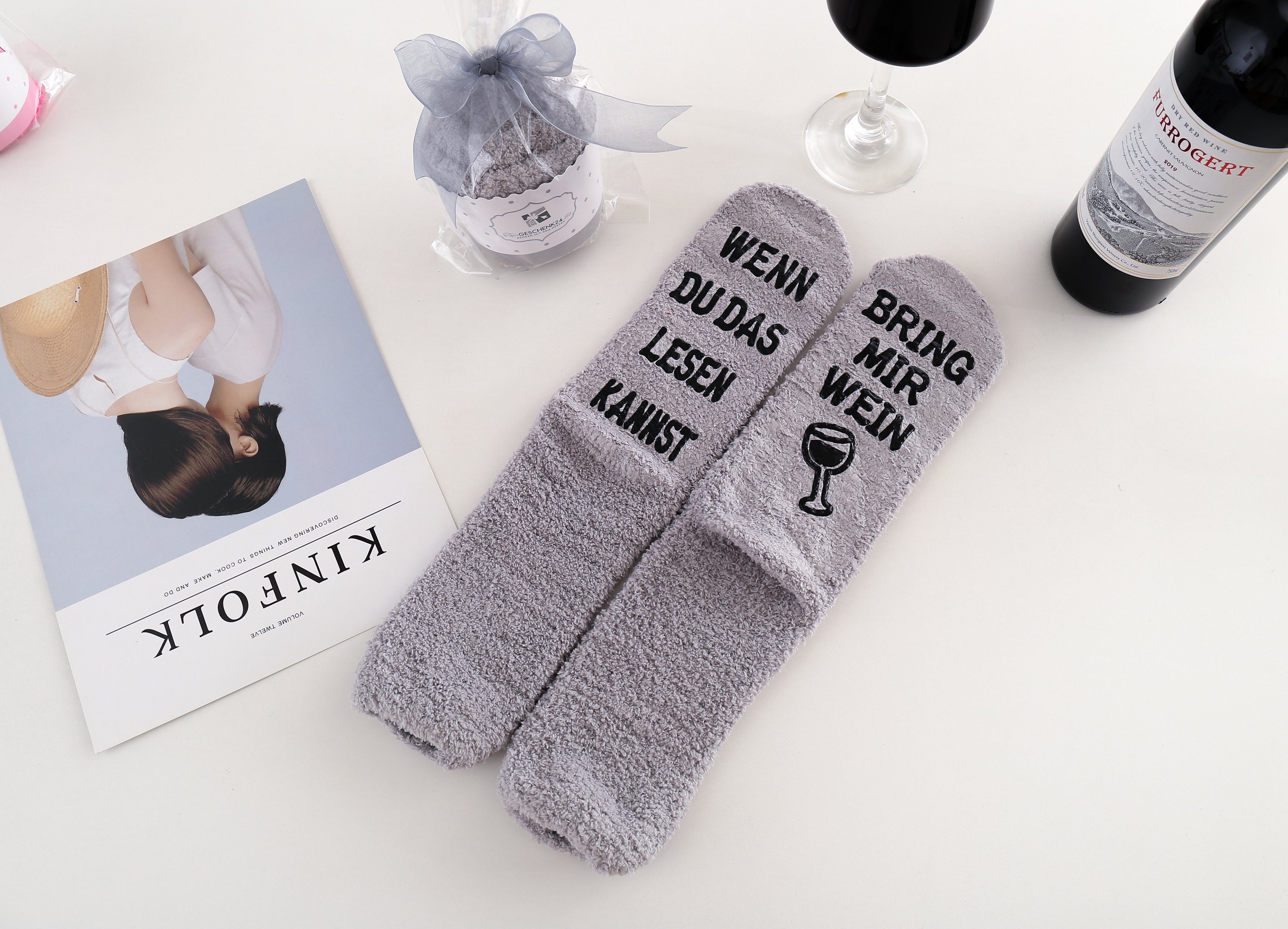 Lucadeau Kuschelsocken Geschenk für Frauen mit Wein Spruch, liebevoll als Cupcake verpackt (Gr. 37-43, 1 Paar) rutschfest, flauschig, Geschenkverpackung
