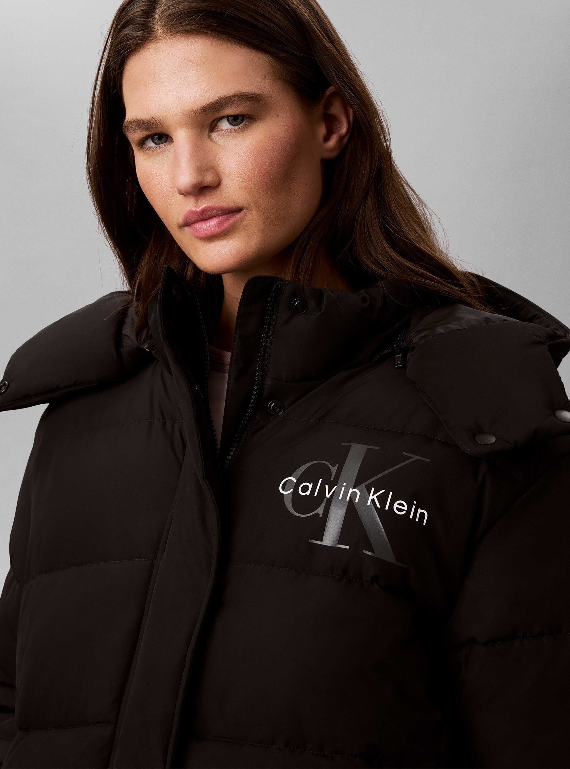 Calvin Klein Jeans Steppjacke MATTE MONOLOGO SHORT PUFFER Mit Kapuze, Logoschriftzug