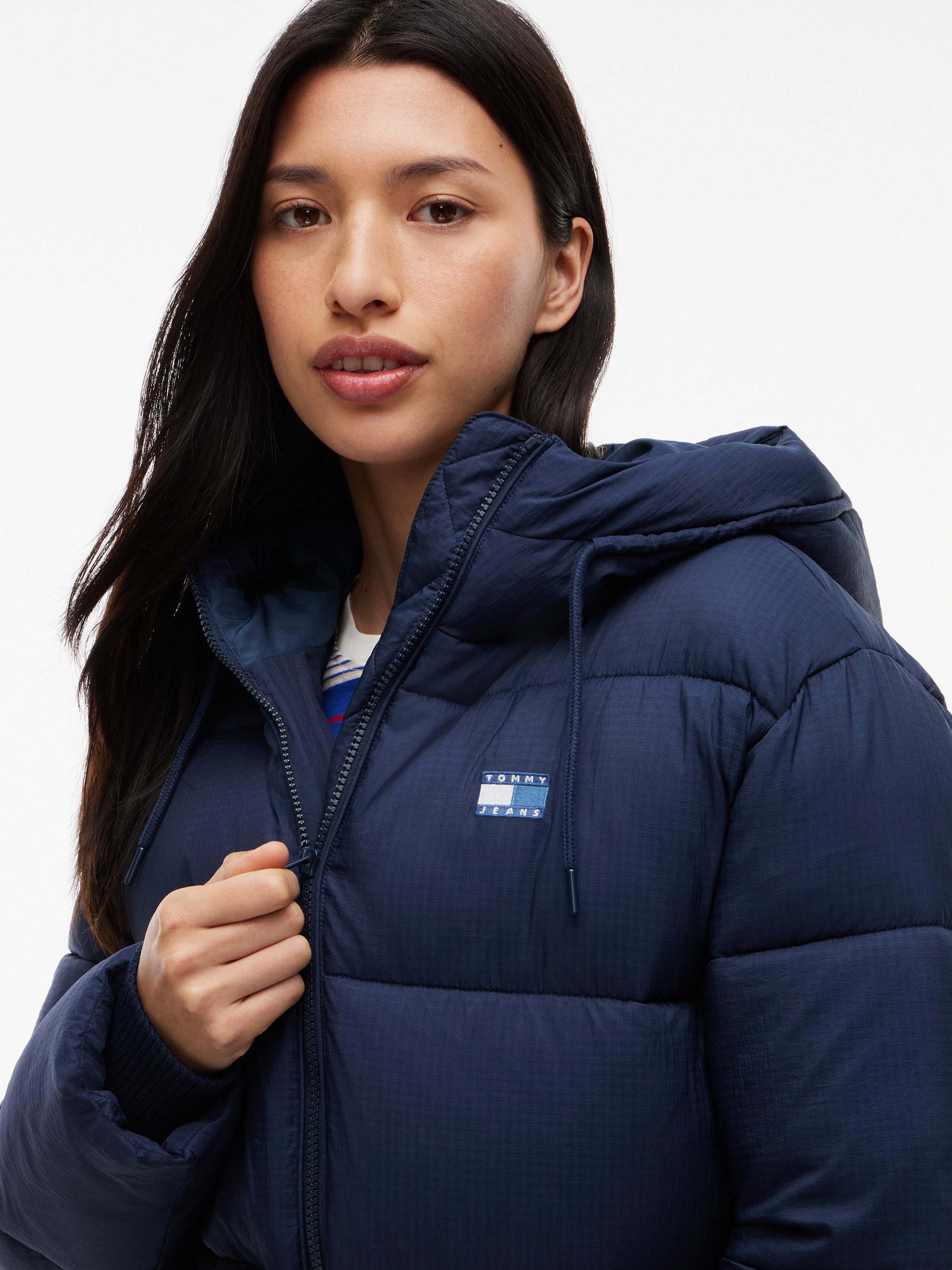 Tommy Jeans Steppjacke TJW HOODED MIDI PUFFER JACKET Kunstfaser – Bild 2 von 5
