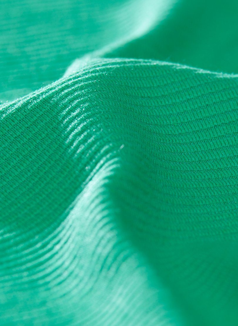 Trigema Sweatshirt TRIGEMA Shirt mit green Ärmeln Kristallsteinen kurzen mit