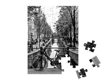 puzzleYOU Puzzle Fahrrad auf einer Grachtenbrücke, schwarz-weiß, 48 Puzzleteile, puzzleYOU-Kollektionen Holland