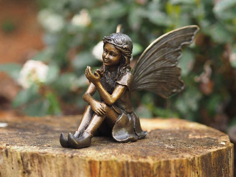Bronzeskulpturen Skulptur Bronzefigur sitzende Elfe mit Schmetterling