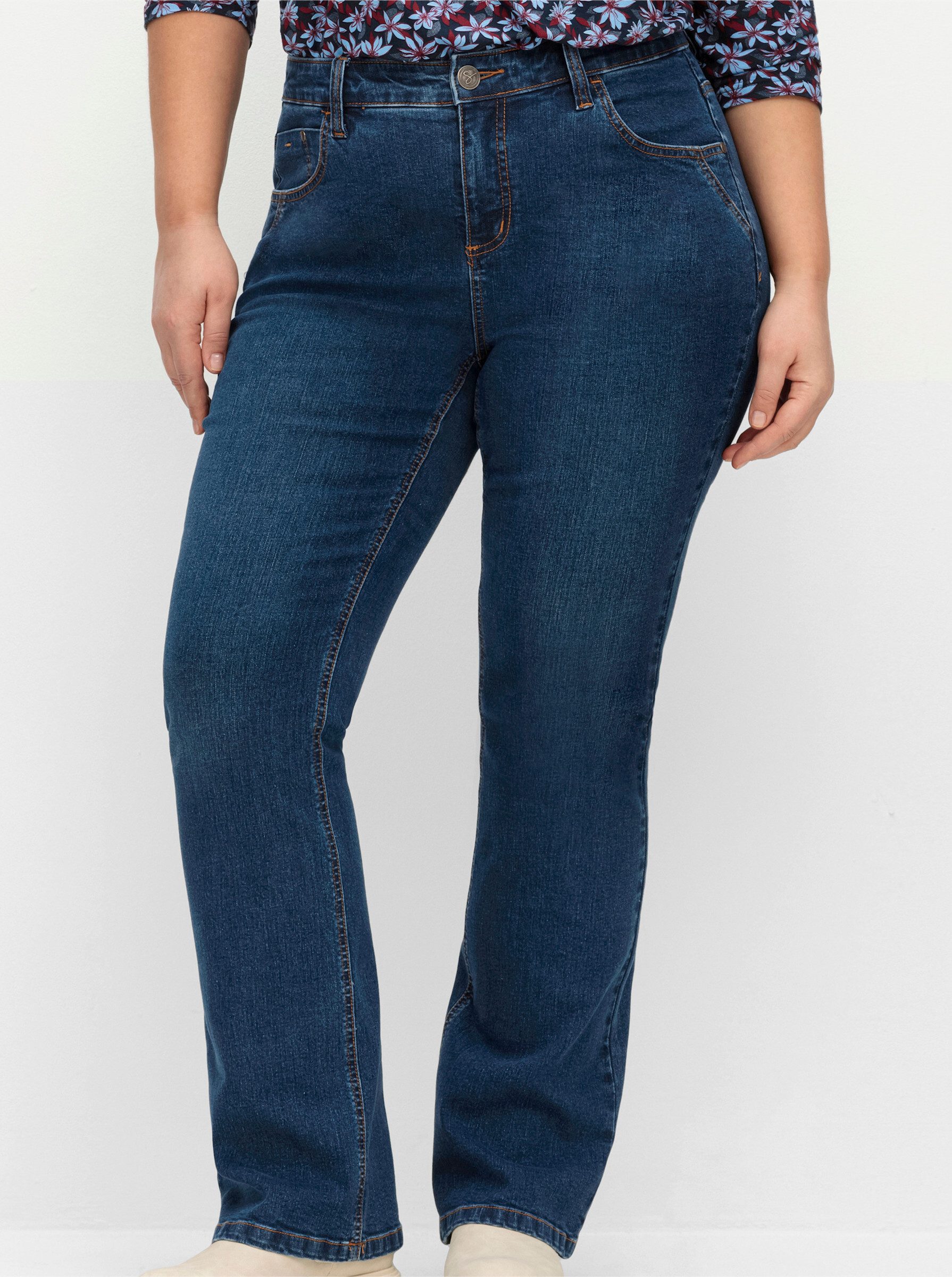 Sheego Bequeme Jeans Bootcut-Jeans SUSANNE ideal bei viel Bauch und schmalen Beinen – Bild 5 von 5