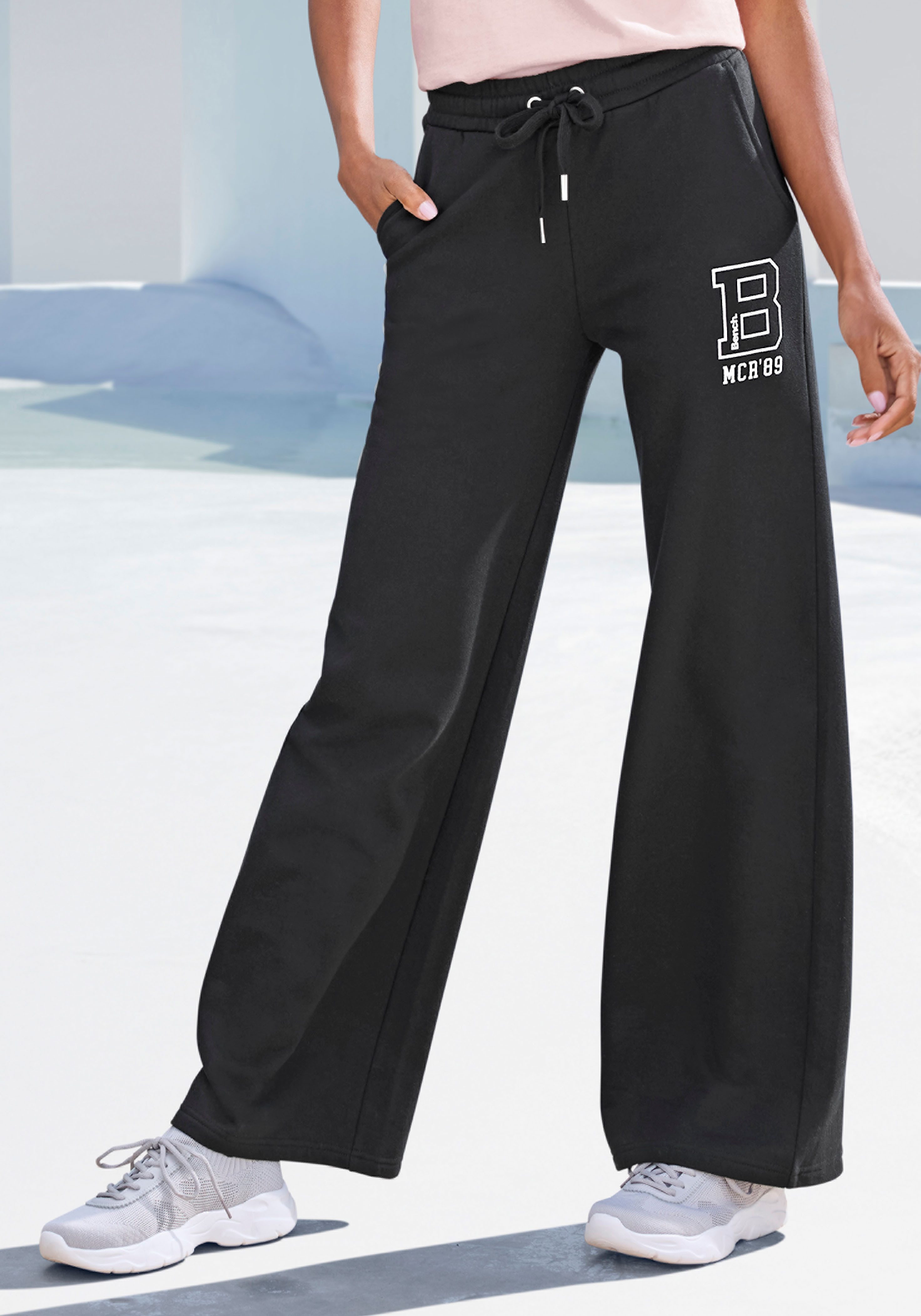 Bench. Loungewear Jogginghose extra weit, innen leicht angeraut, Loungewear