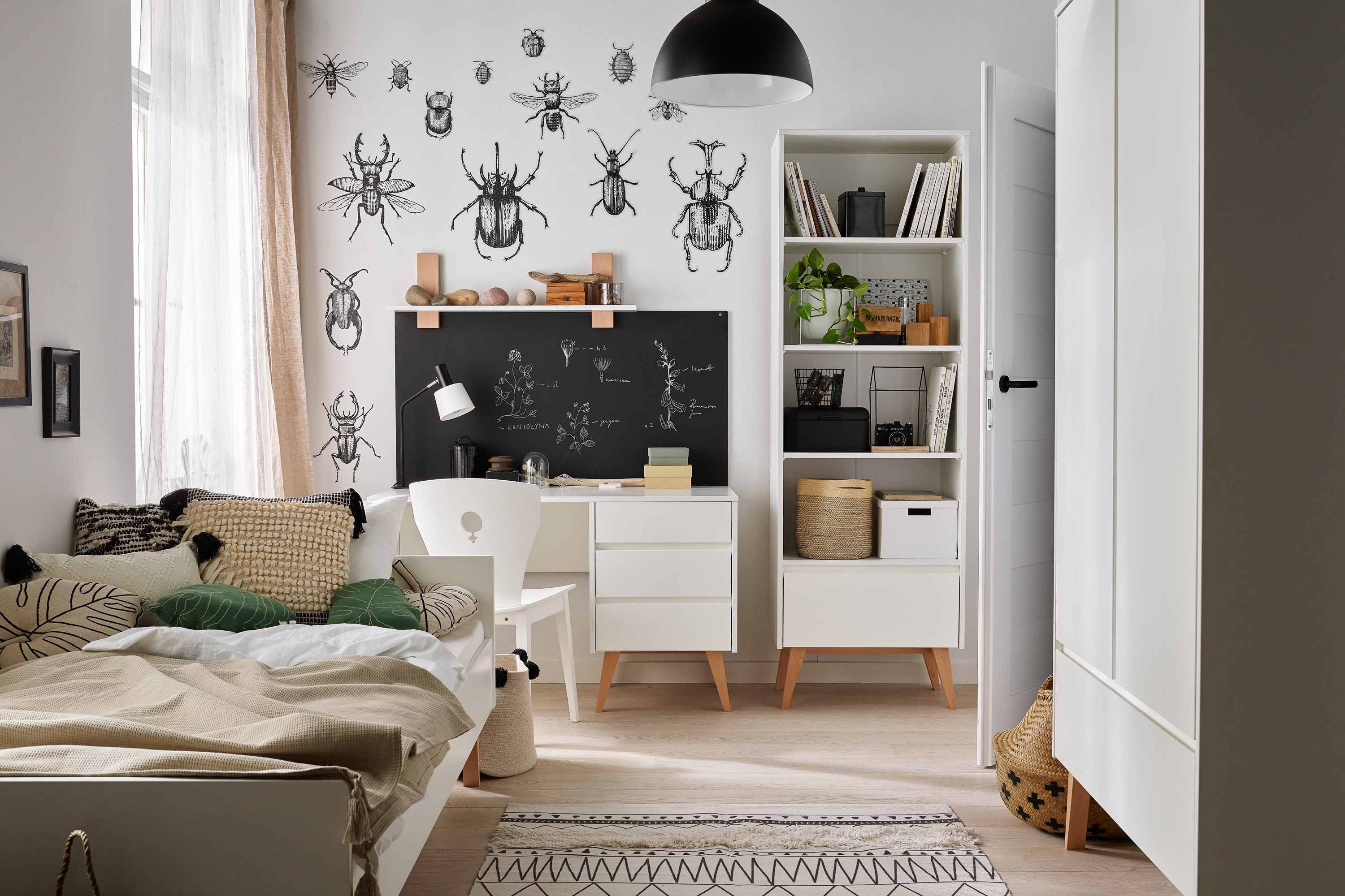 KONSIMO® Kleiderschrank DAMBI Kinderkleiderschrank, hergestellt in der EU, 4 Einlegeböden, mit Schublade